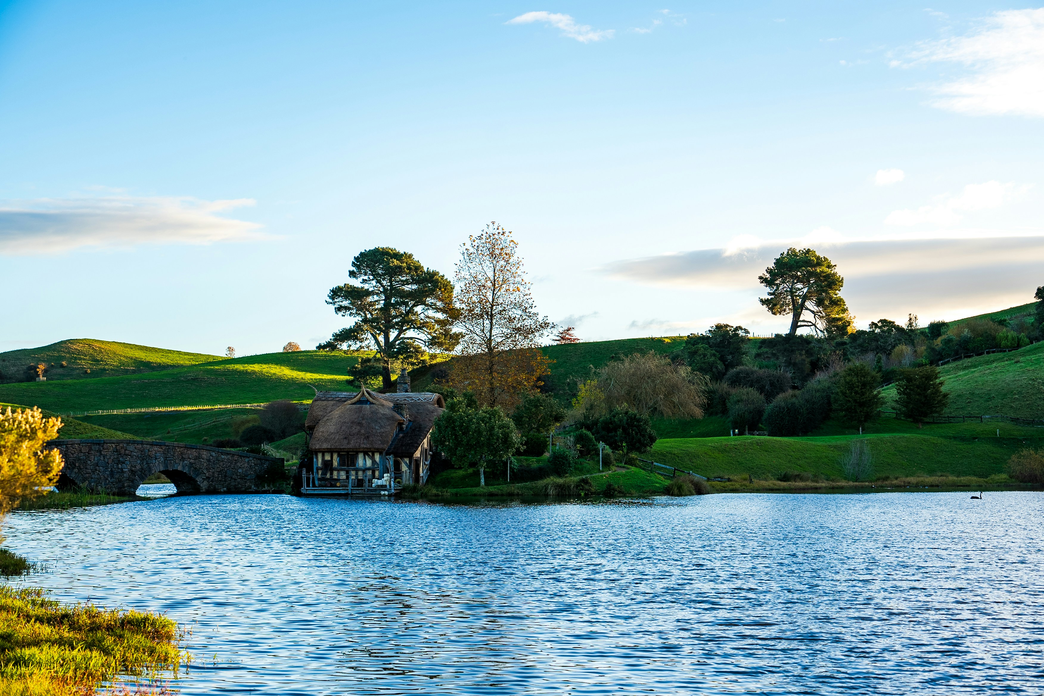 Un lac entouré d’une colline verdoyante