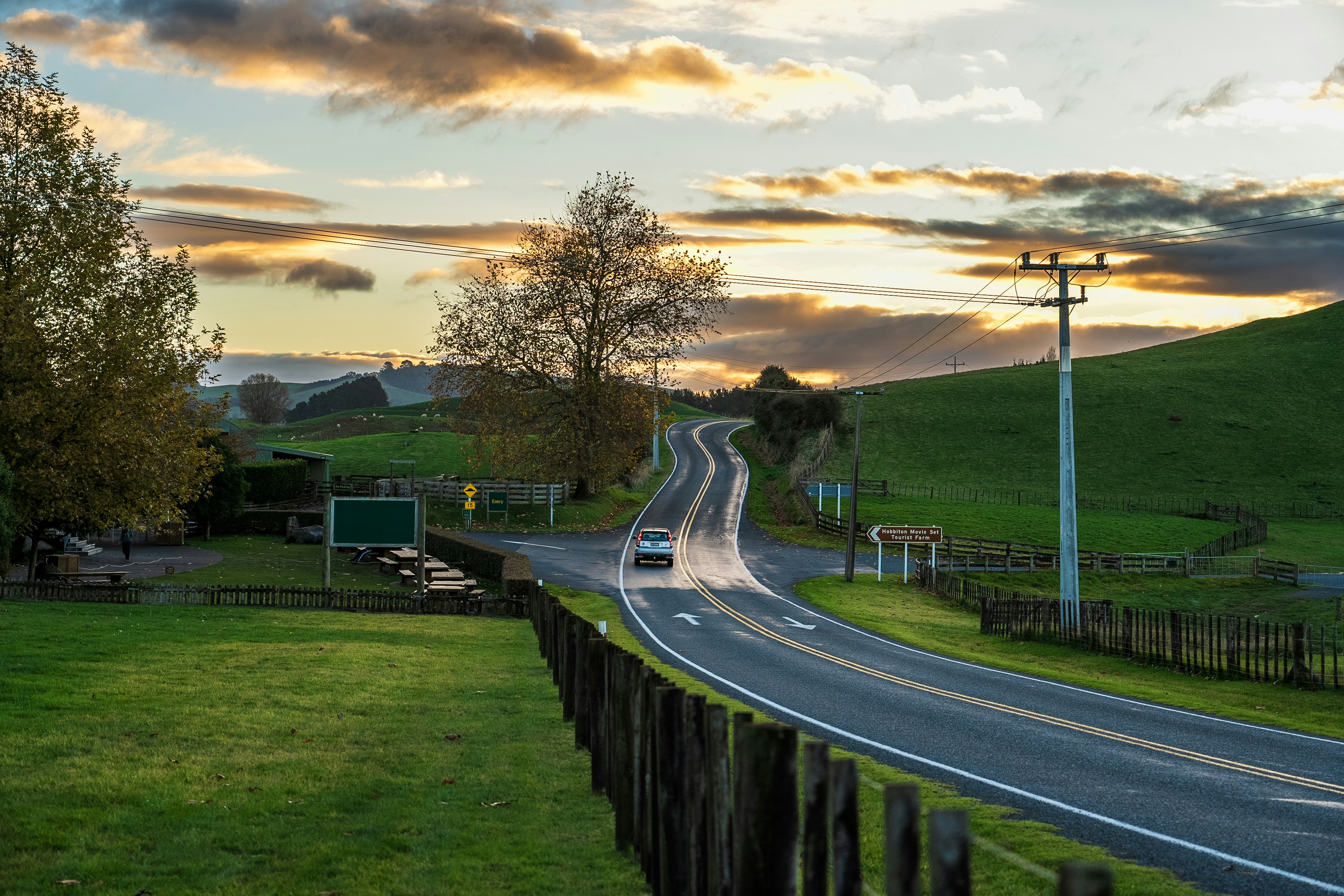 Une route traversant une campagne verdoyante