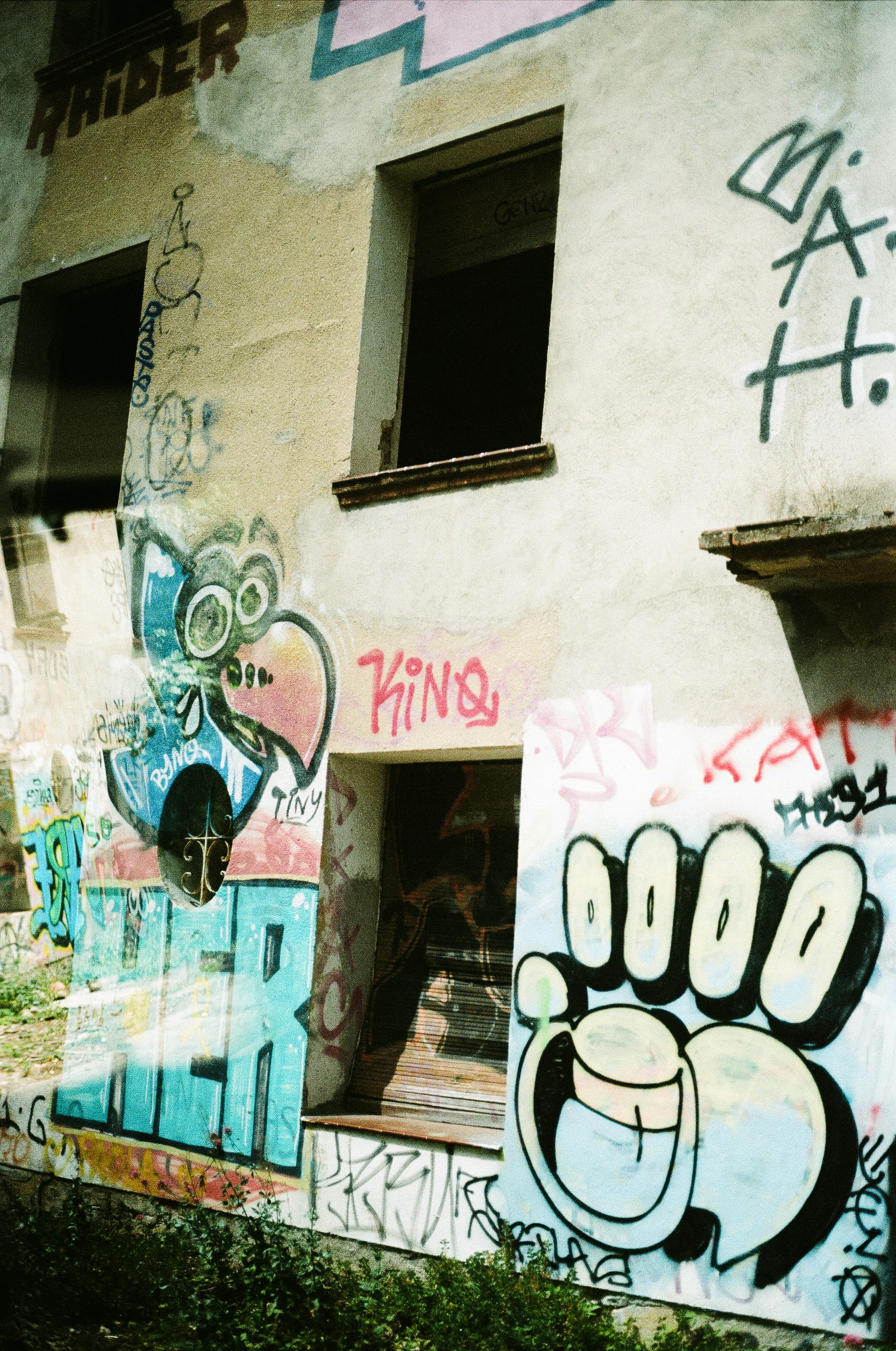 A building with graffiti all over it