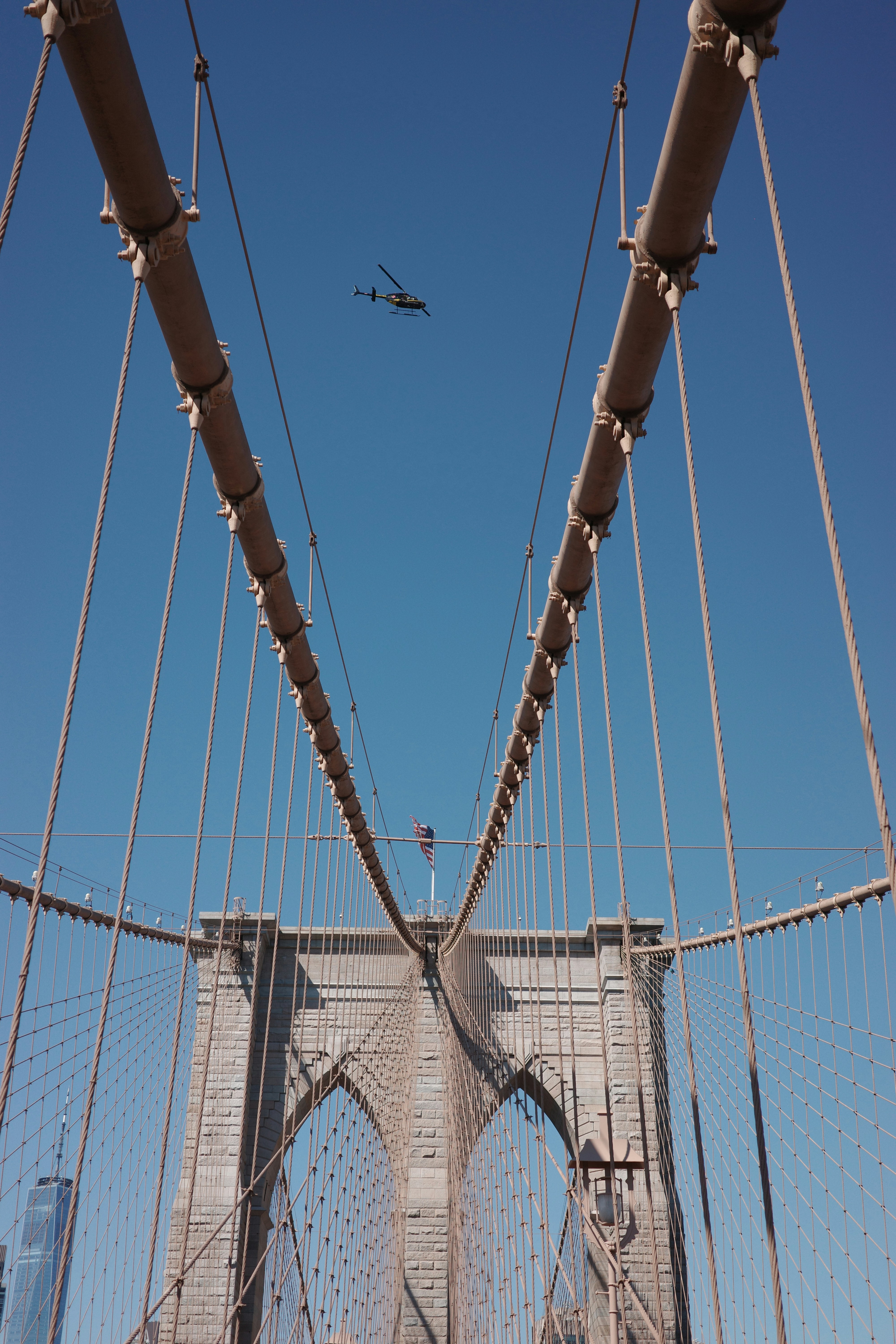 Un aereo che sorvola la cima di un ponte