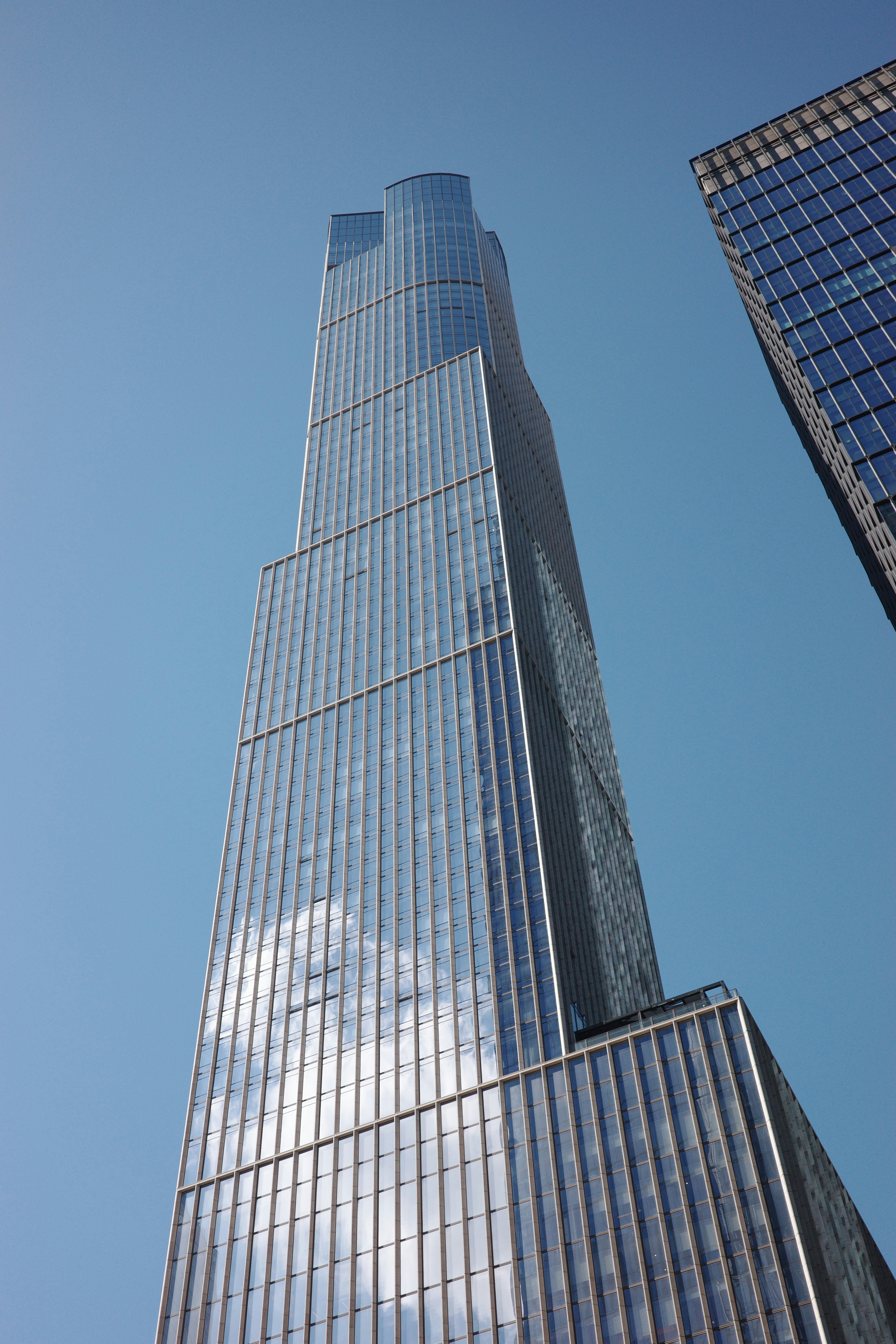 Un edificio altissimo che domina una città