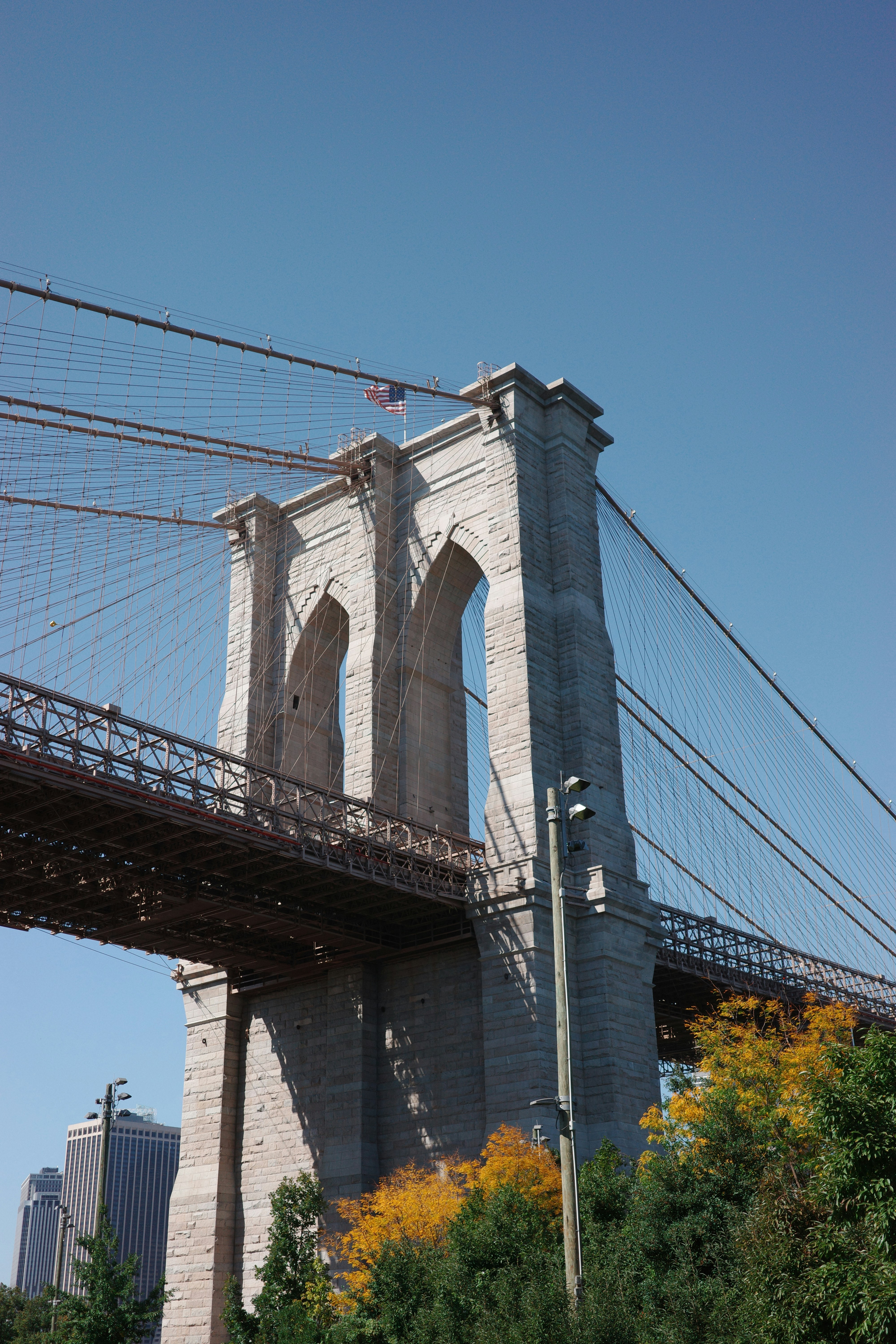 Una vista del ponte di brooklyn dal basso