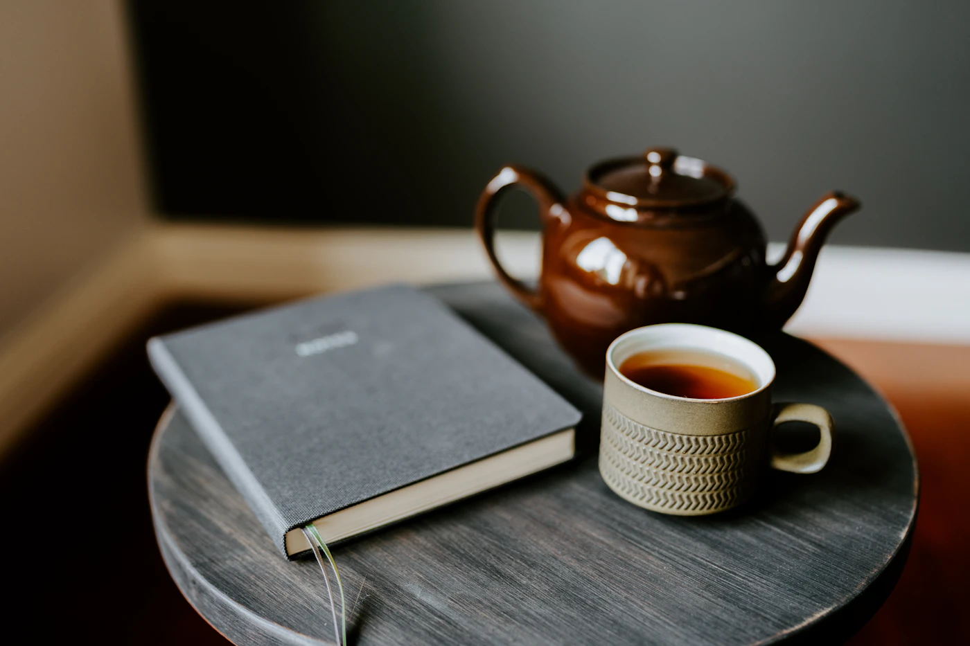 Tasse Tee und Notizbuch als ruhiges Ersatzritual nach 48 Stunden rauchfrei