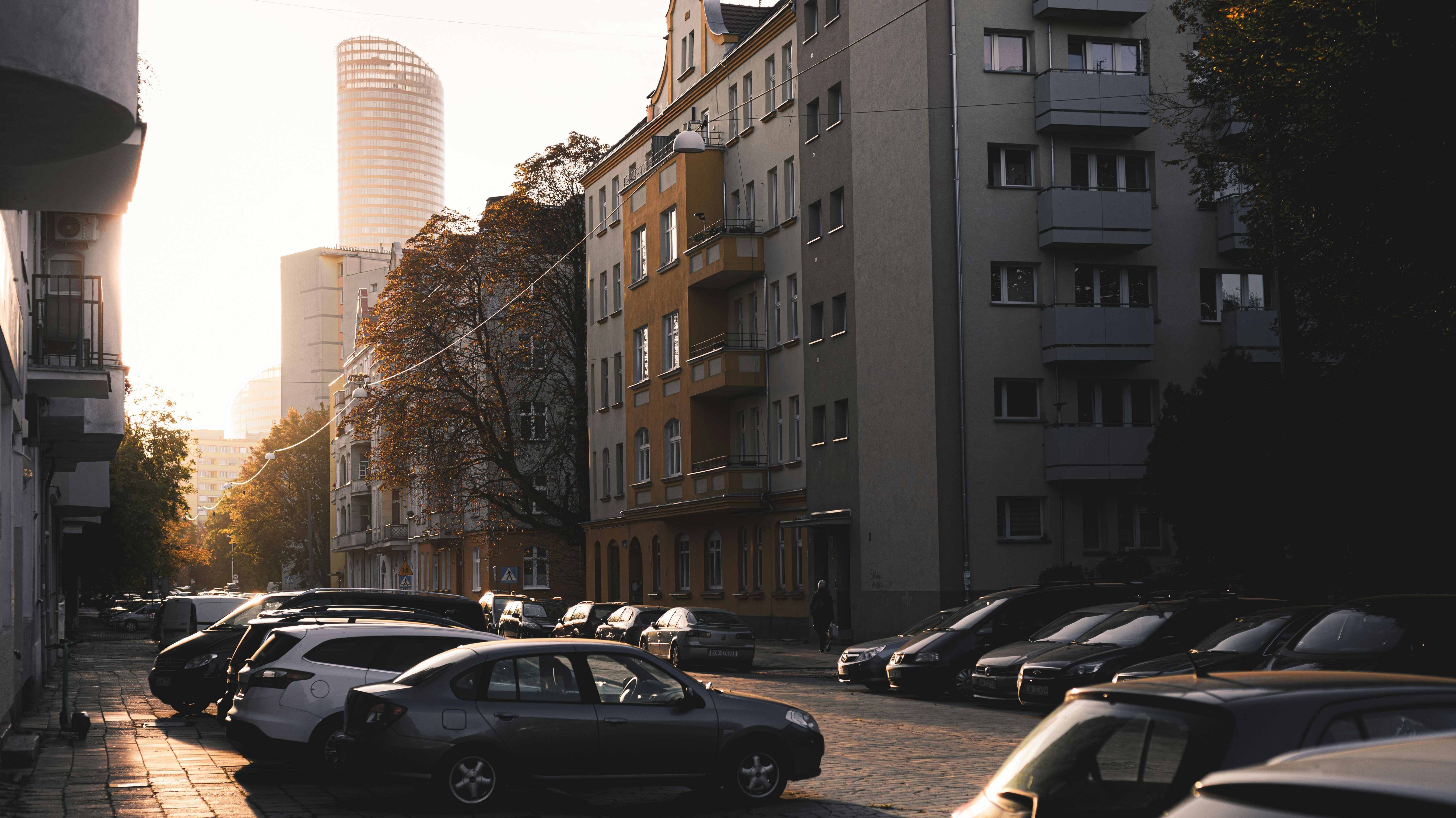 Una calle de la ciudad llena de muchos coches aparcados