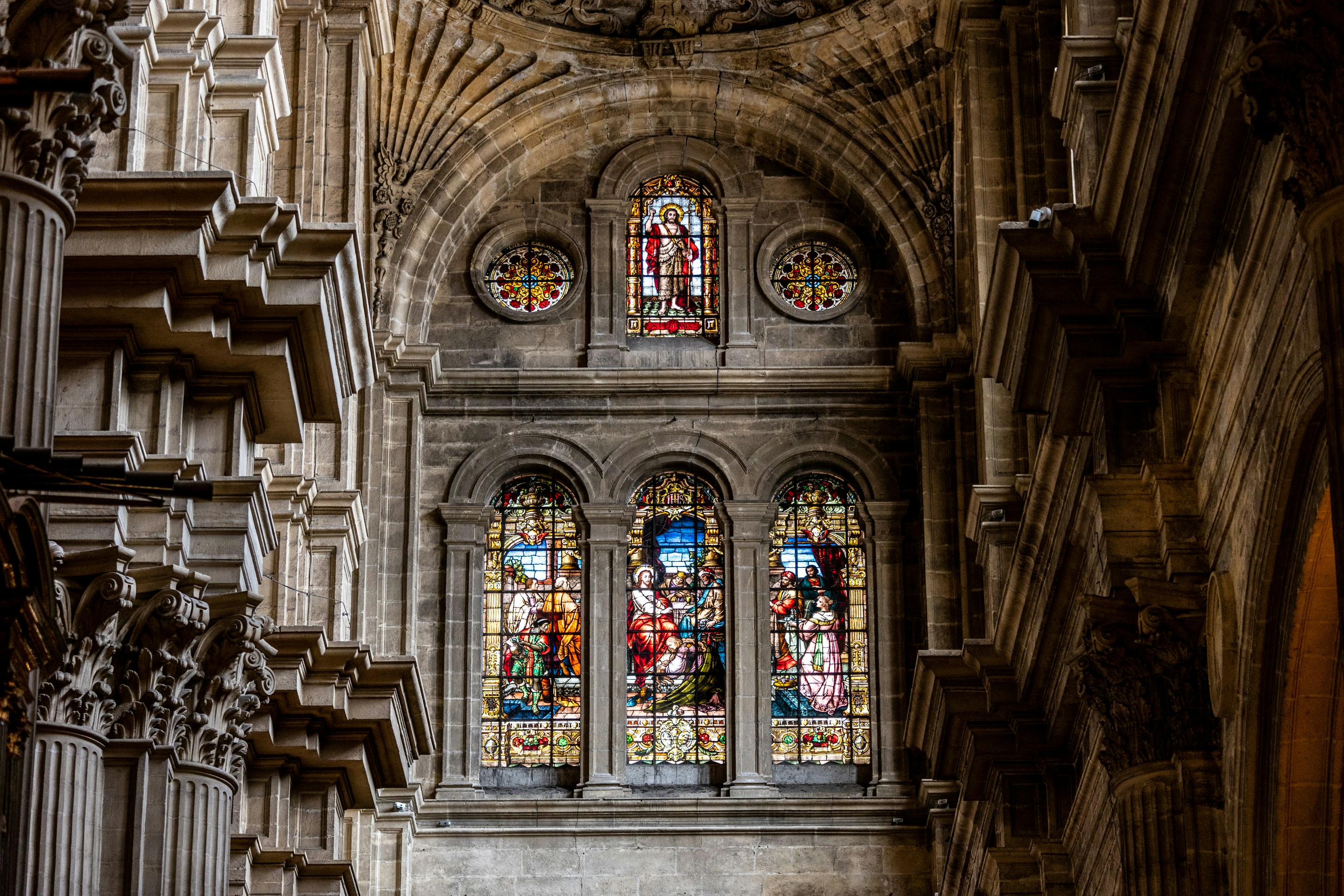 Una gran catedral con vidrieras