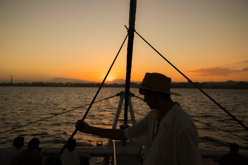 Hombre en un yate al atardecer, la cita soñada con una sugar mama