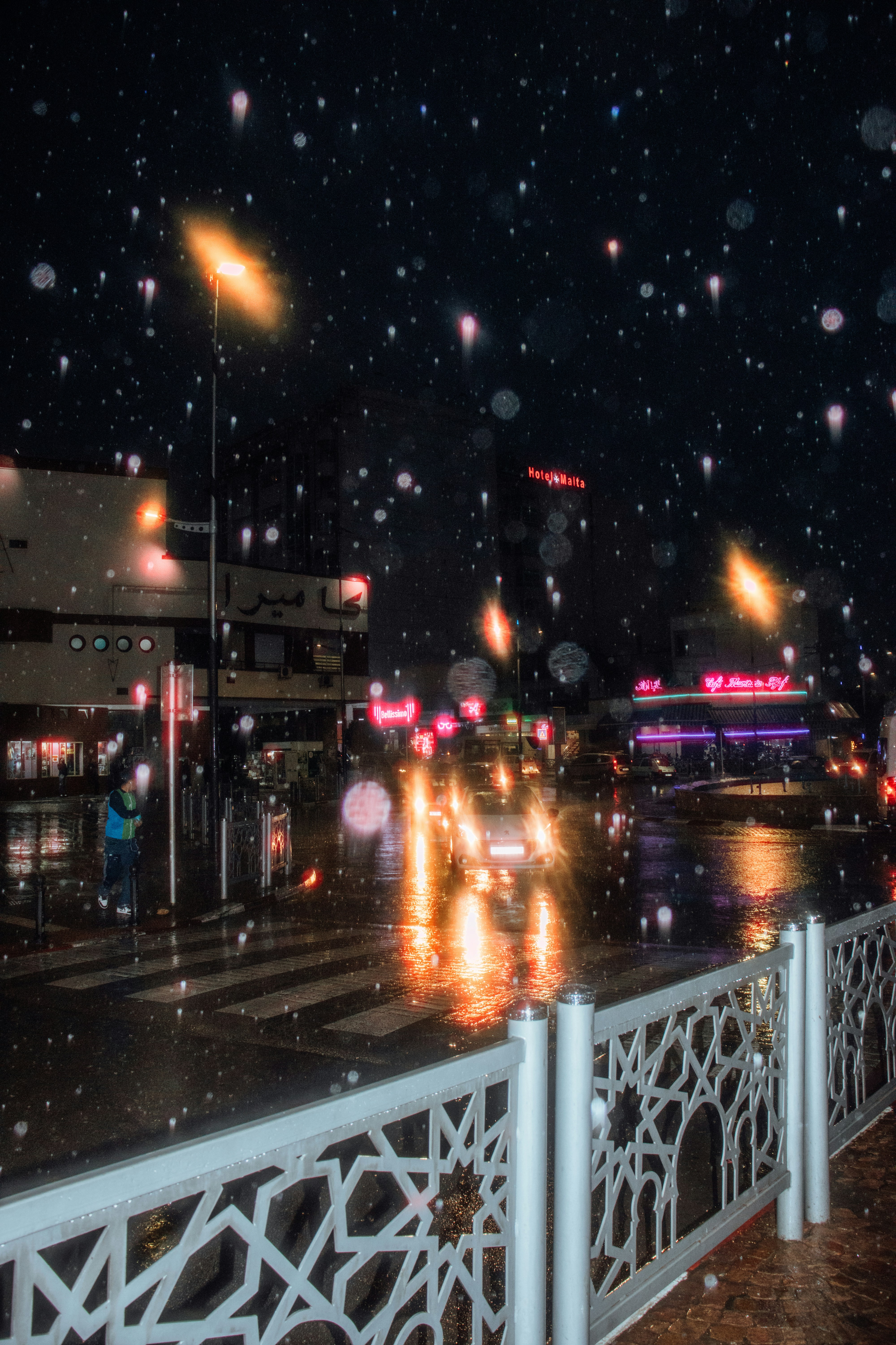 A city street filled with lots of traffic at night