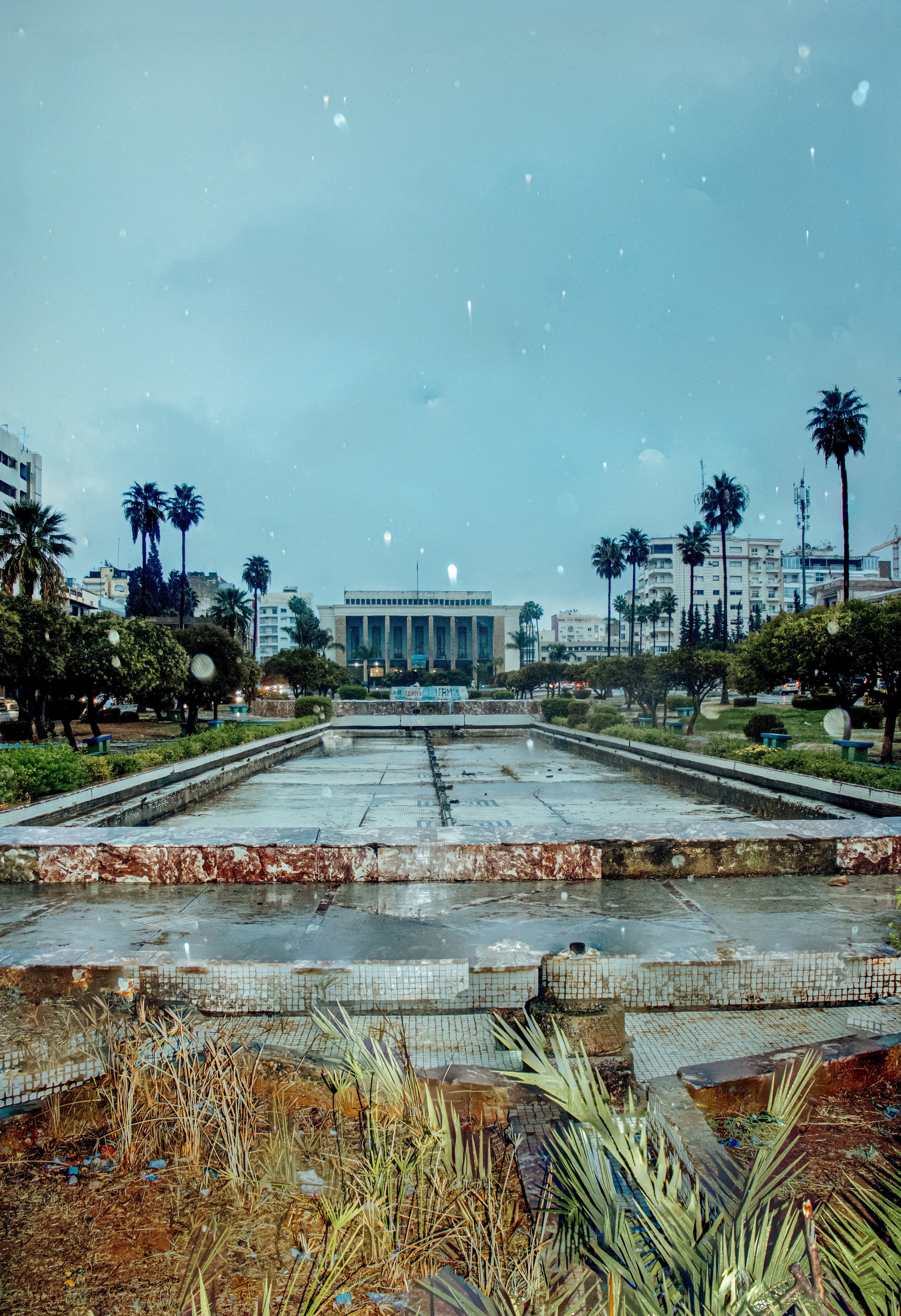 A view of a fountain in the middle of a park photo – Free Car Image on ...