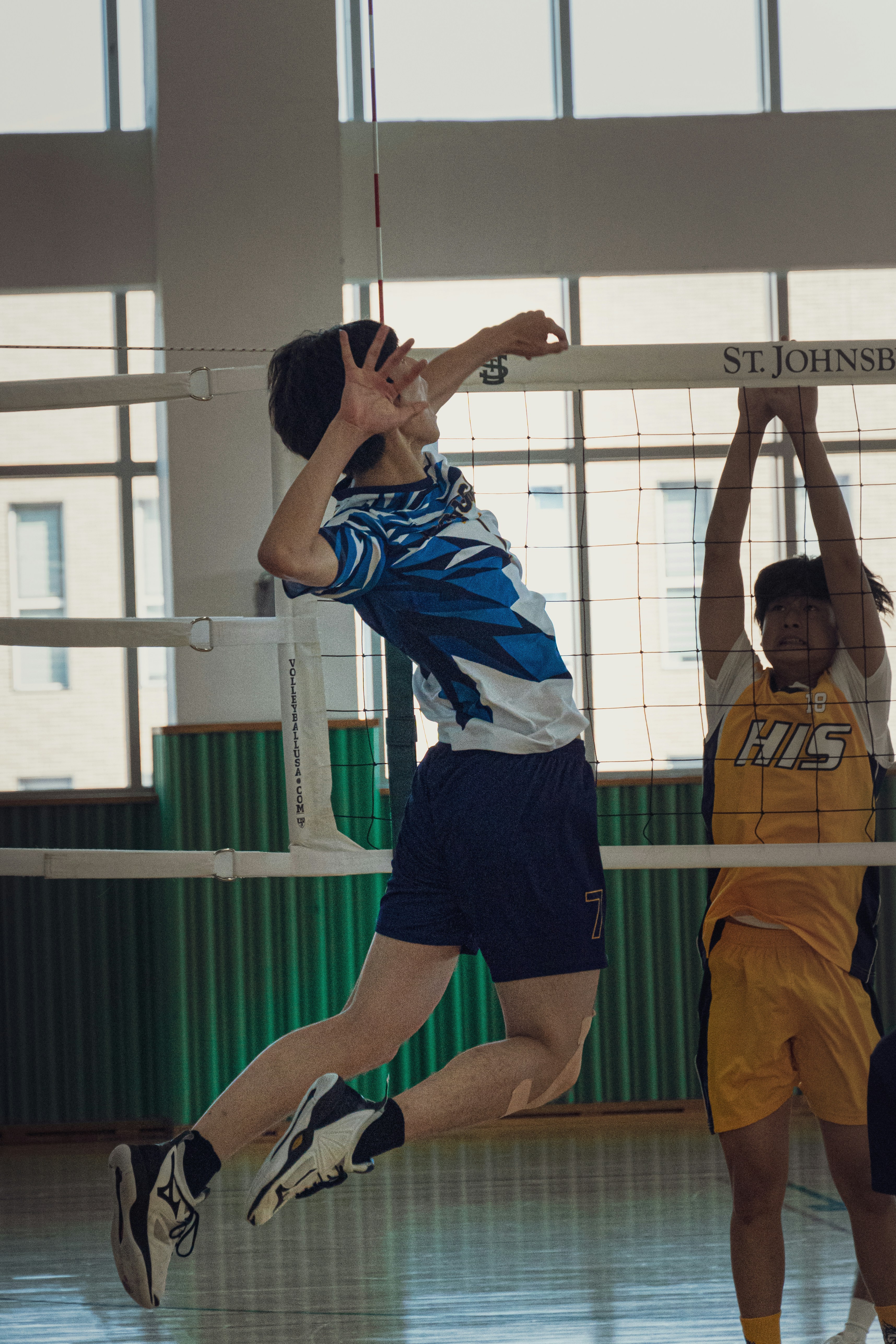 Eine Gruppe junger Männer spielt eine Partie Volleyball