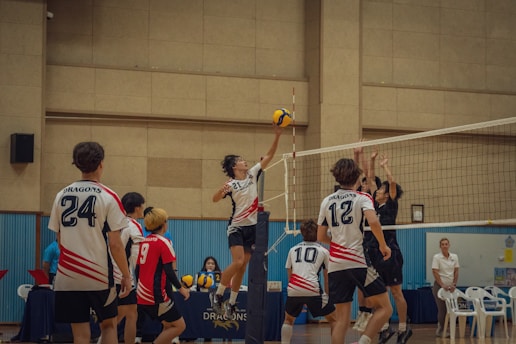 Gruppo di bambini che gioca a pallavolo san siro