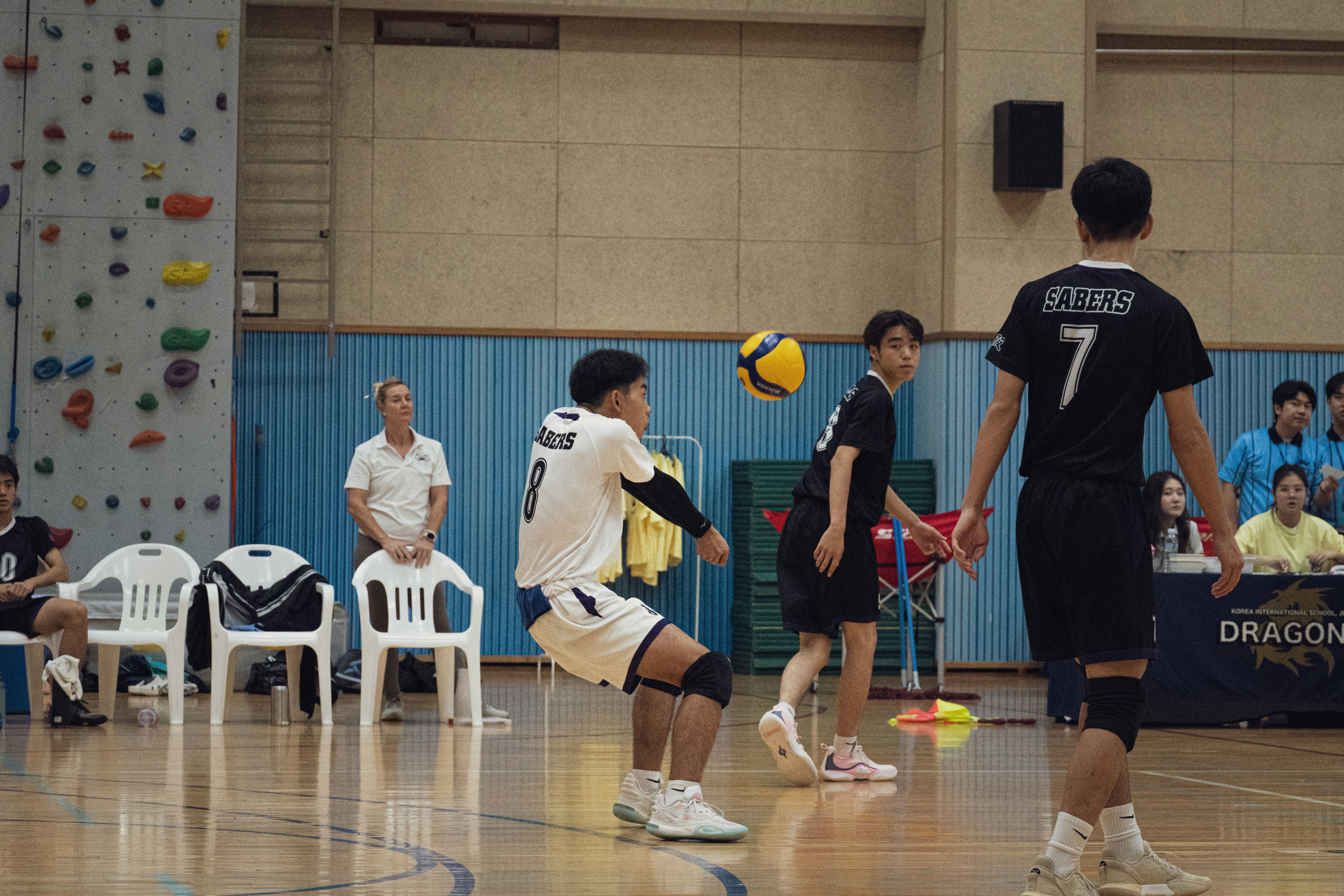 Eine Gruppe junger Männer spielt eine Partie Volleyball