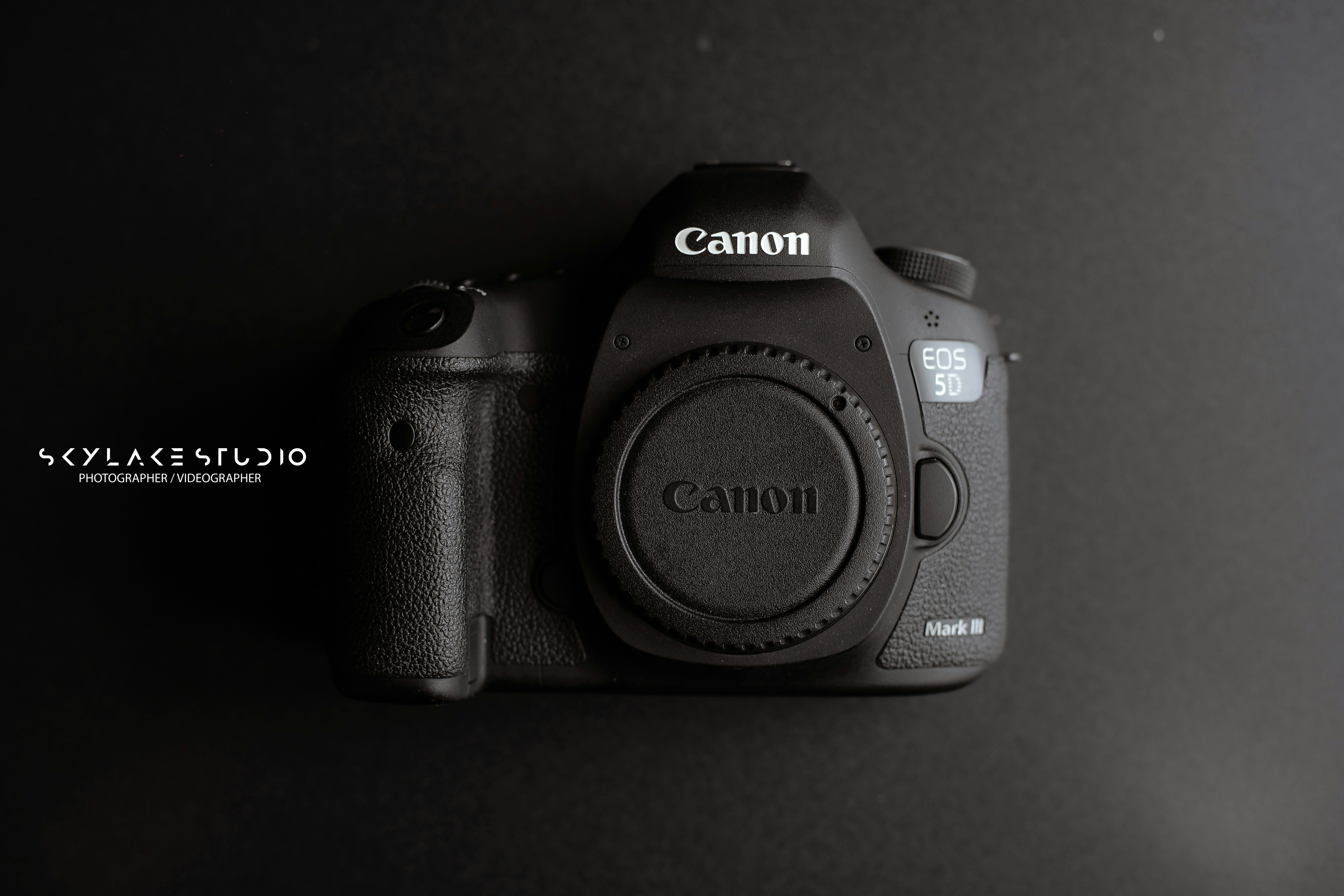 A canon camera sitting on top of a table