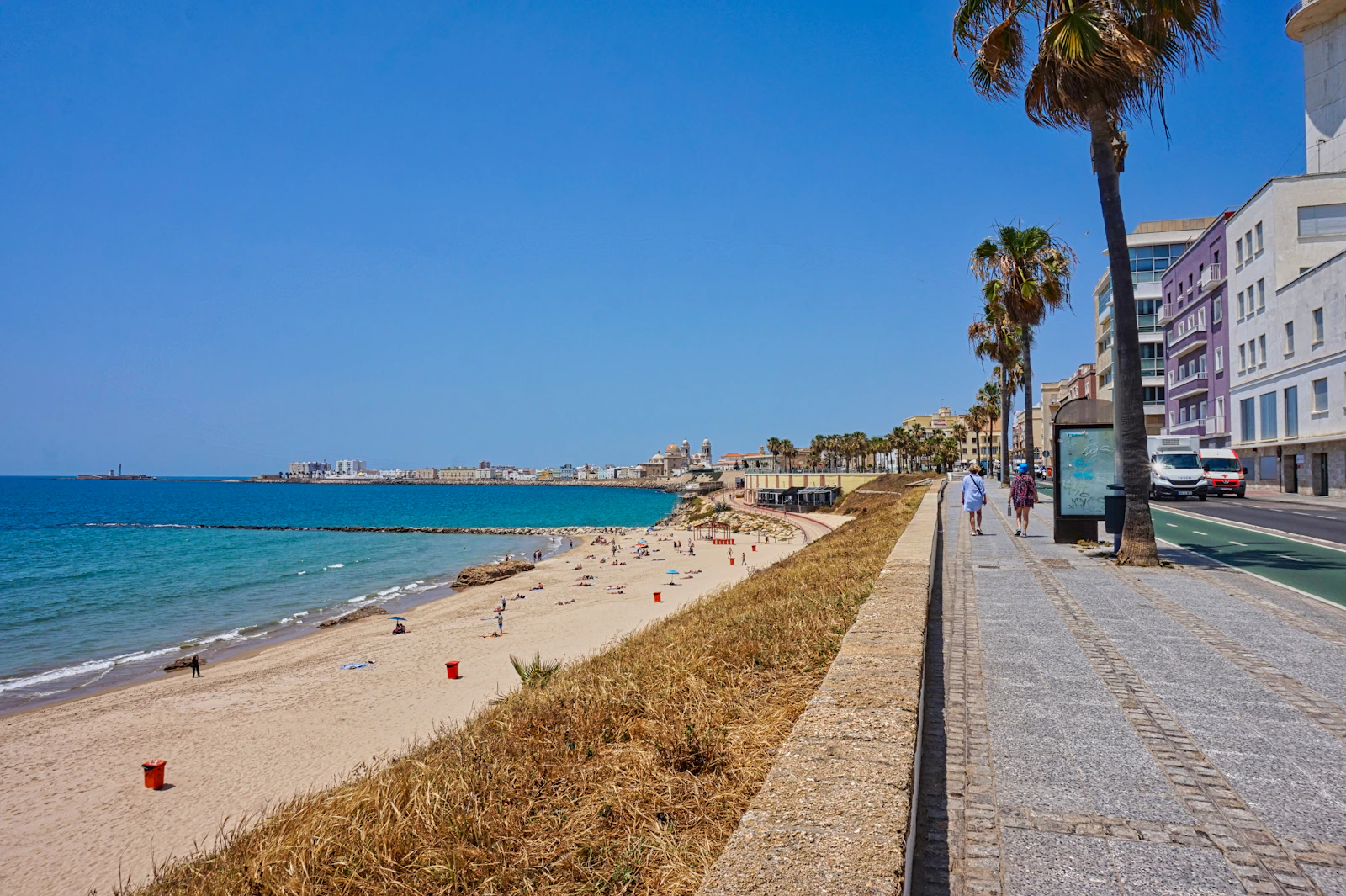 Playa y paseo marítimo de Cádiz con el océano Atlántico al fondo