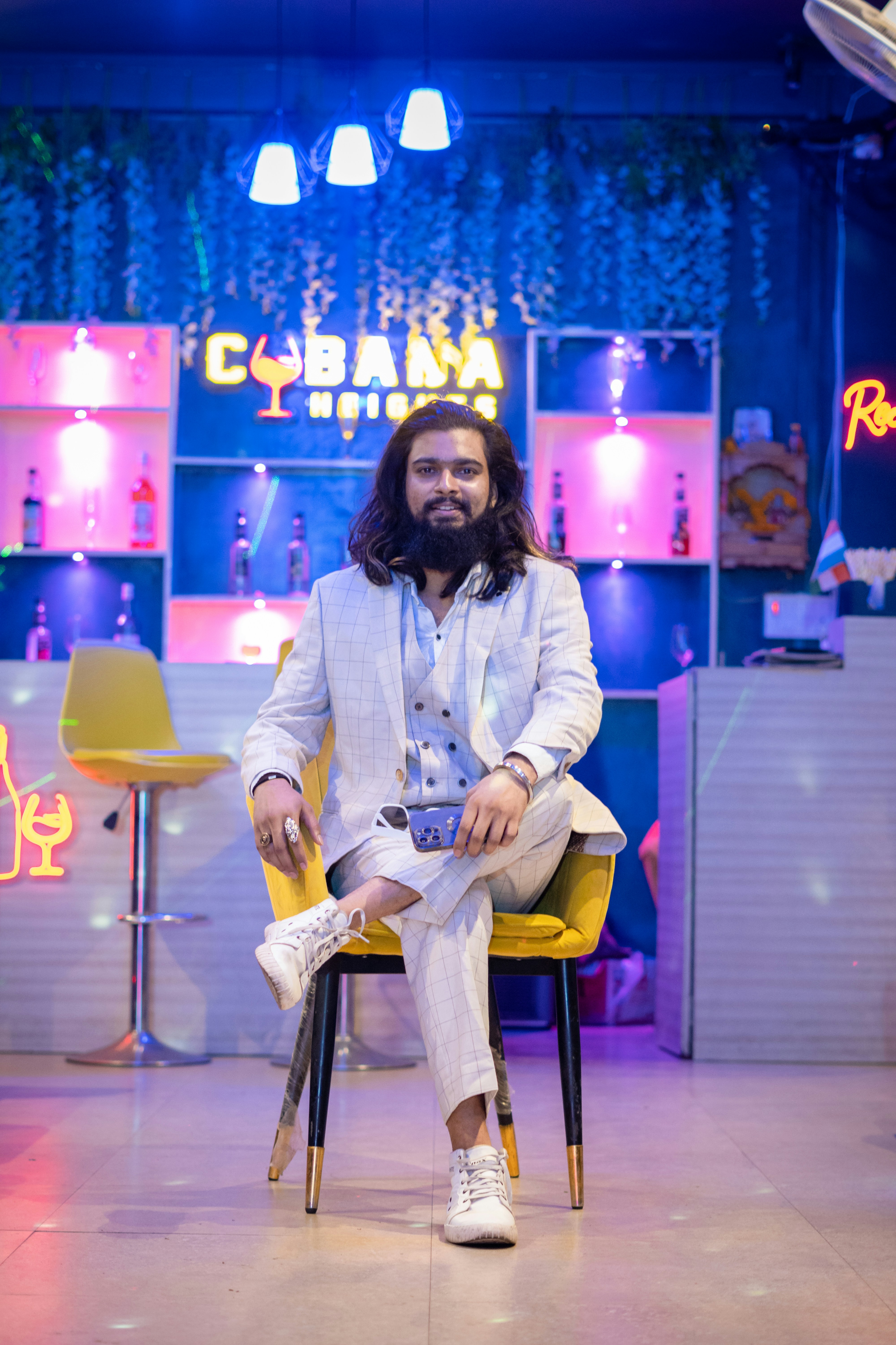 Un homme assis sur une chaise jaune