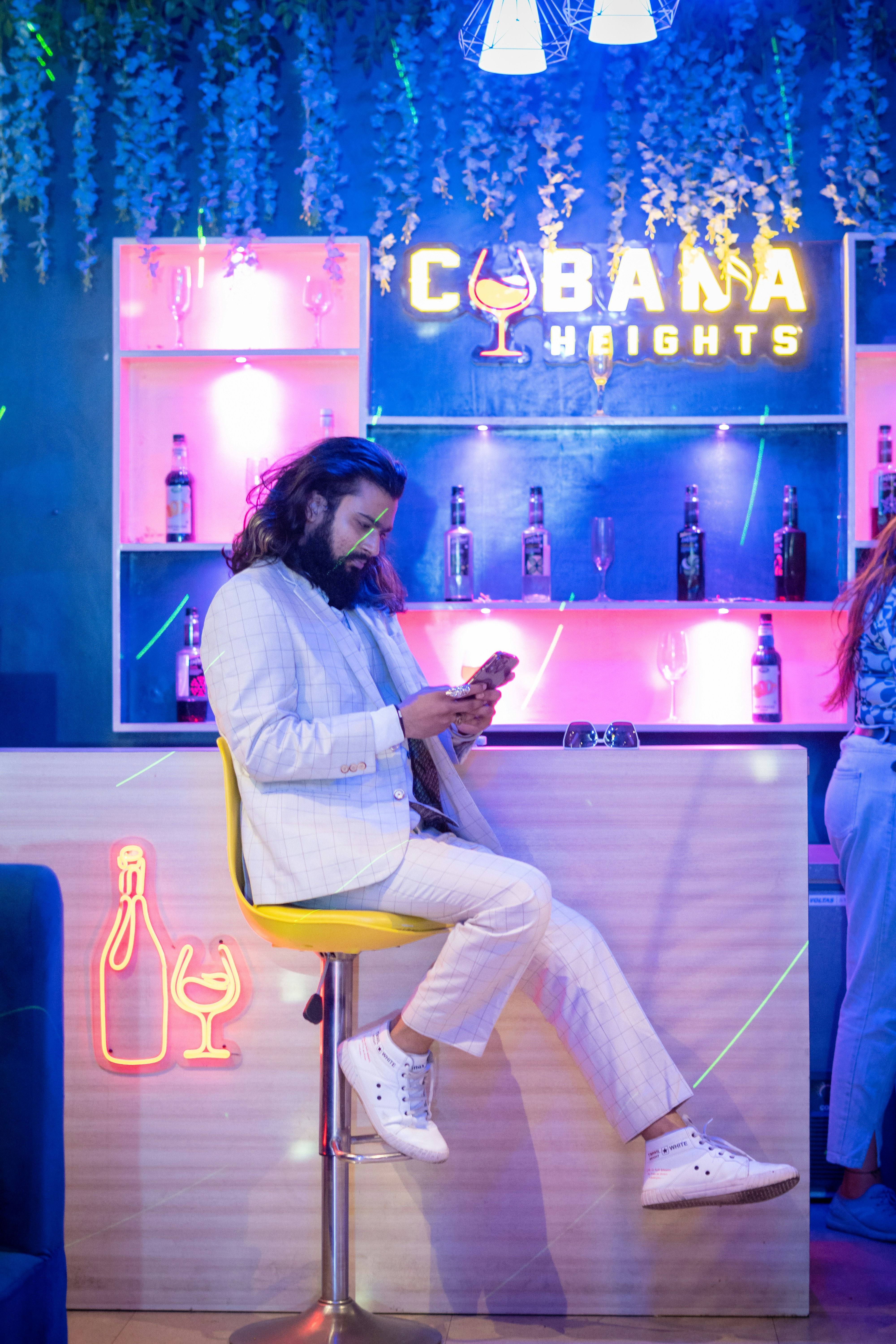 Un homme assis dans un bar utilisant un téléphone portable