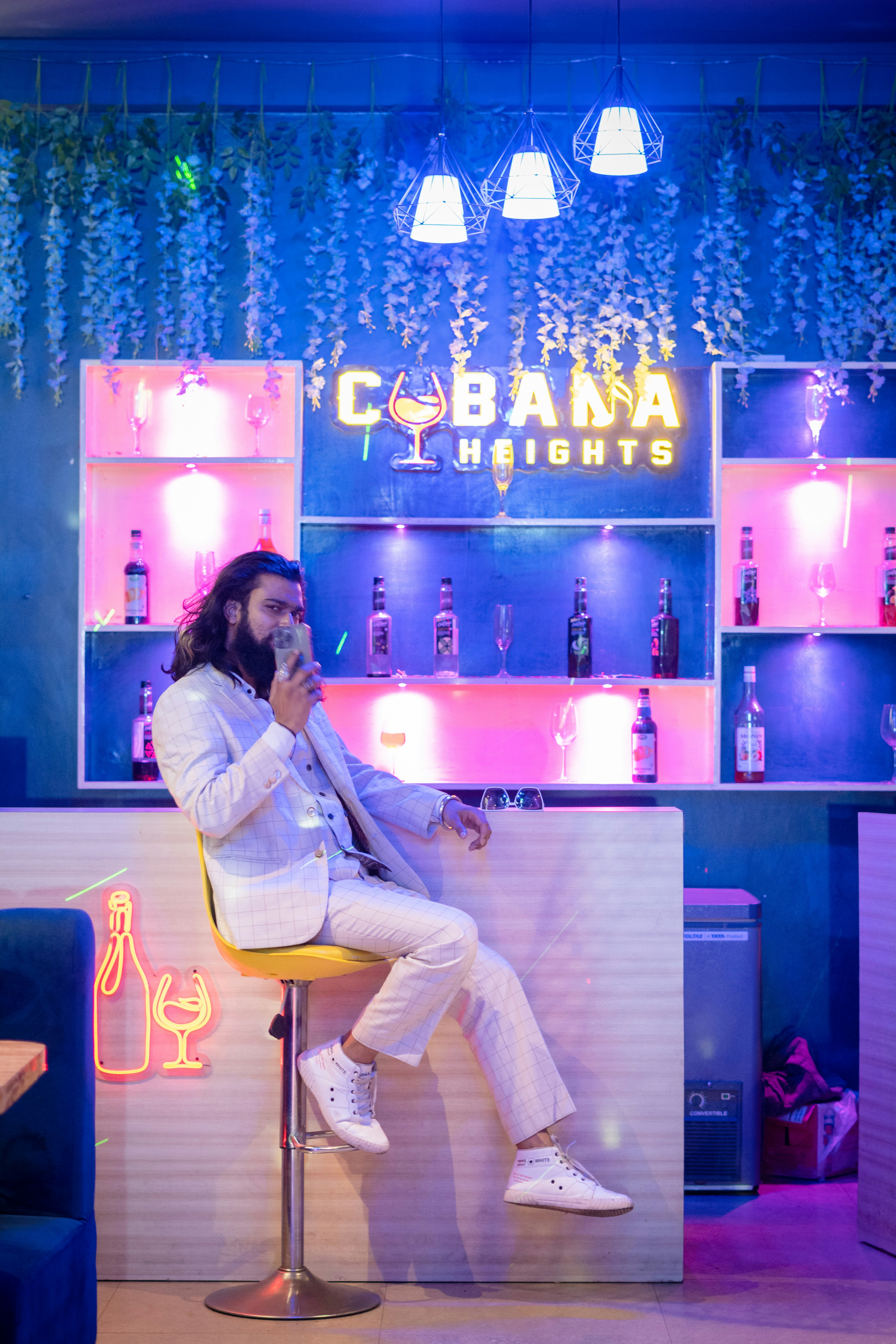 Un homme assis dans un bar qui parle au téléphone portable