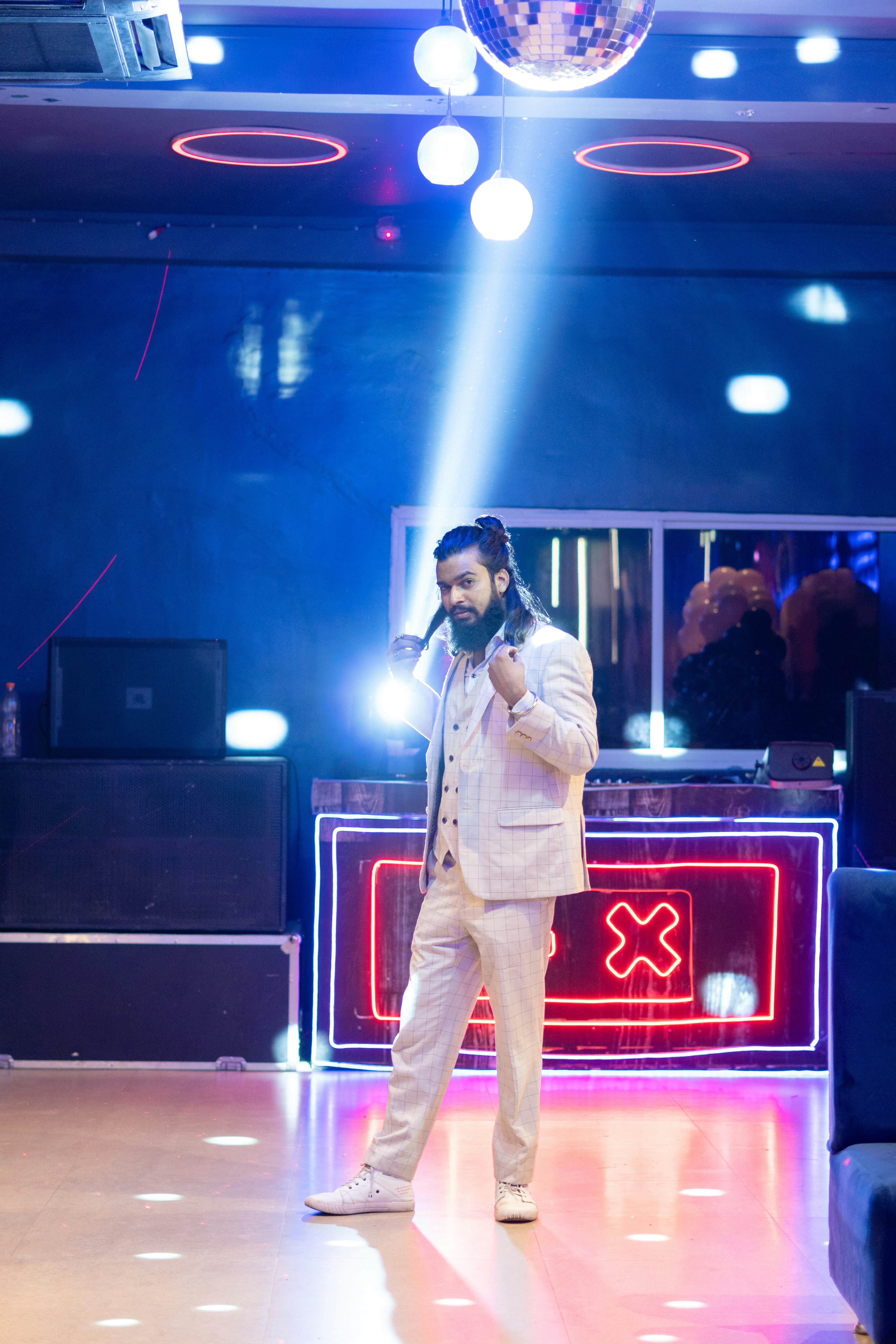 Un homme debout sur une scène avec un micro