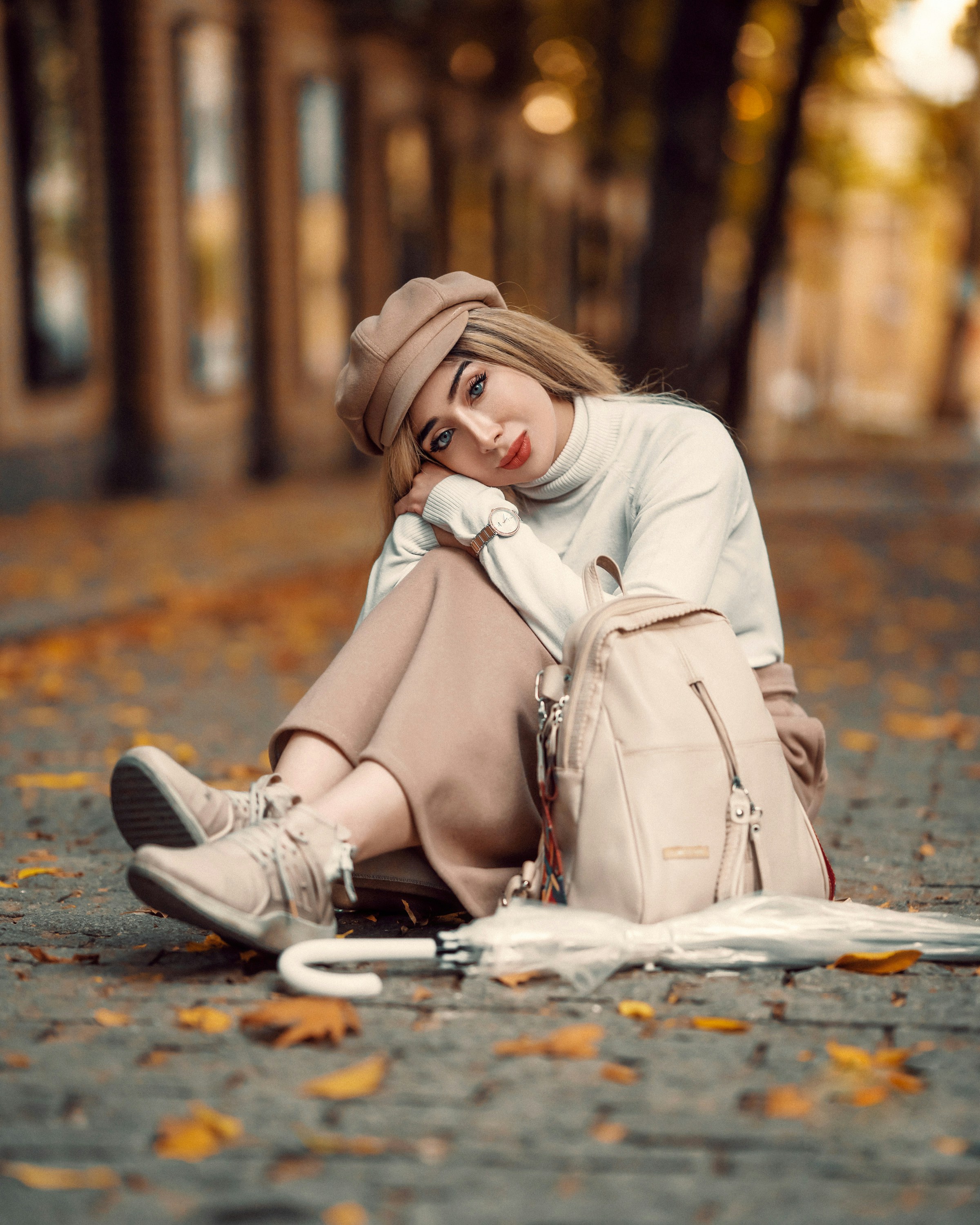 Eine Frau, die mit einem Rucksack auf dem Boden sitzt