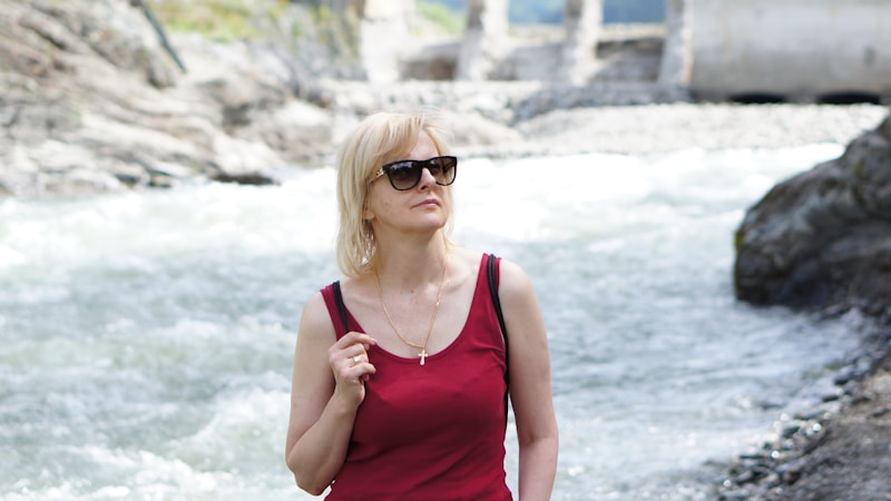 femme généreuse en robe rouge près d'une rivière