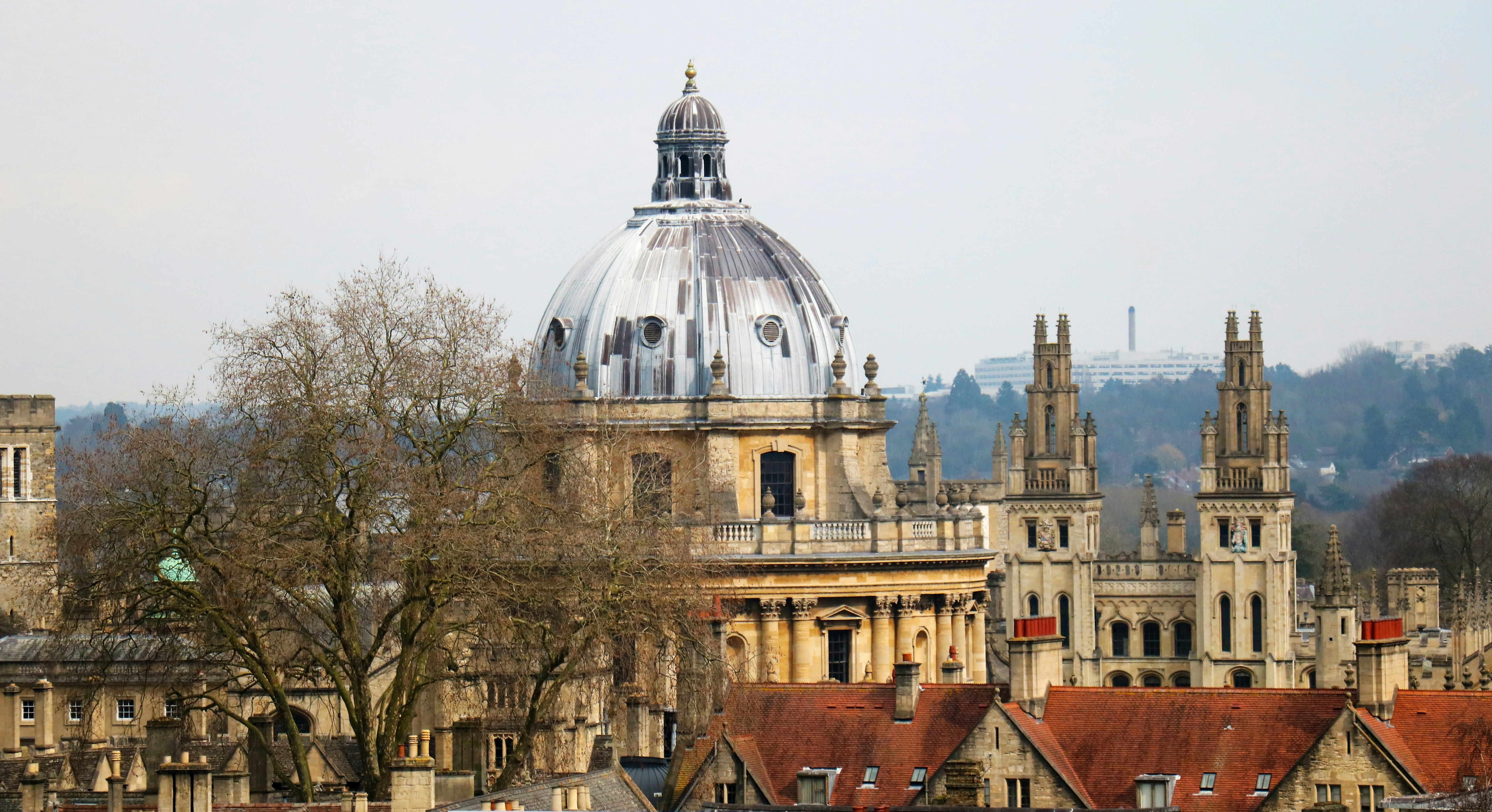 Ein großes Gebäude mit einer Kuppel darauf