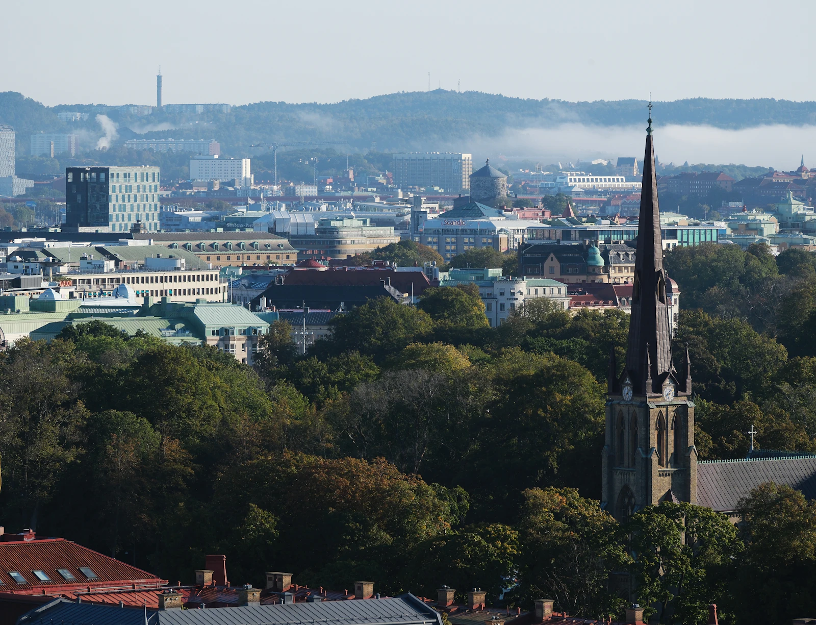 Stadssilhuett med kyrktorn i förgrunden