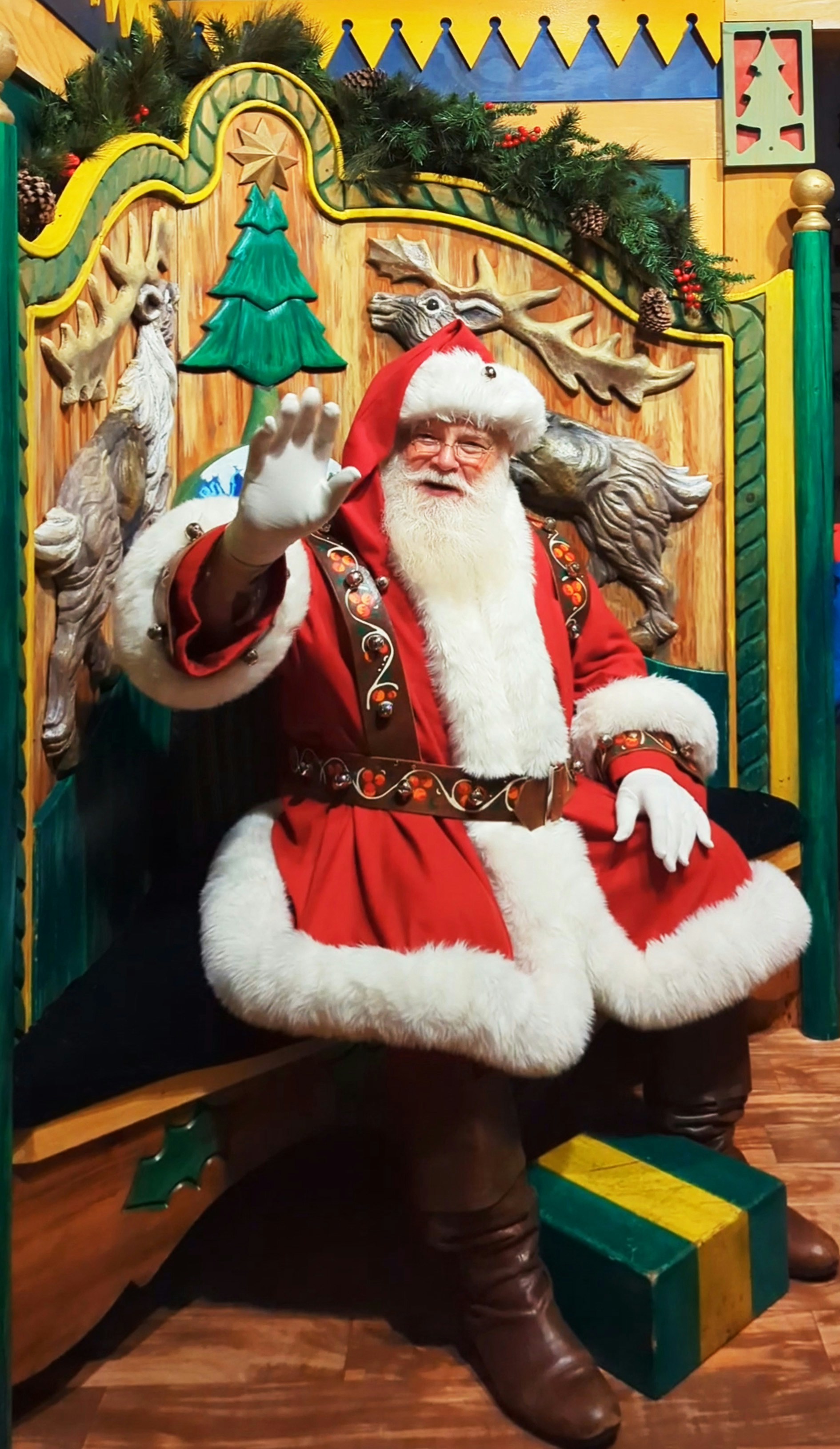ベンチに座っているサンタクロースの格好をした男性