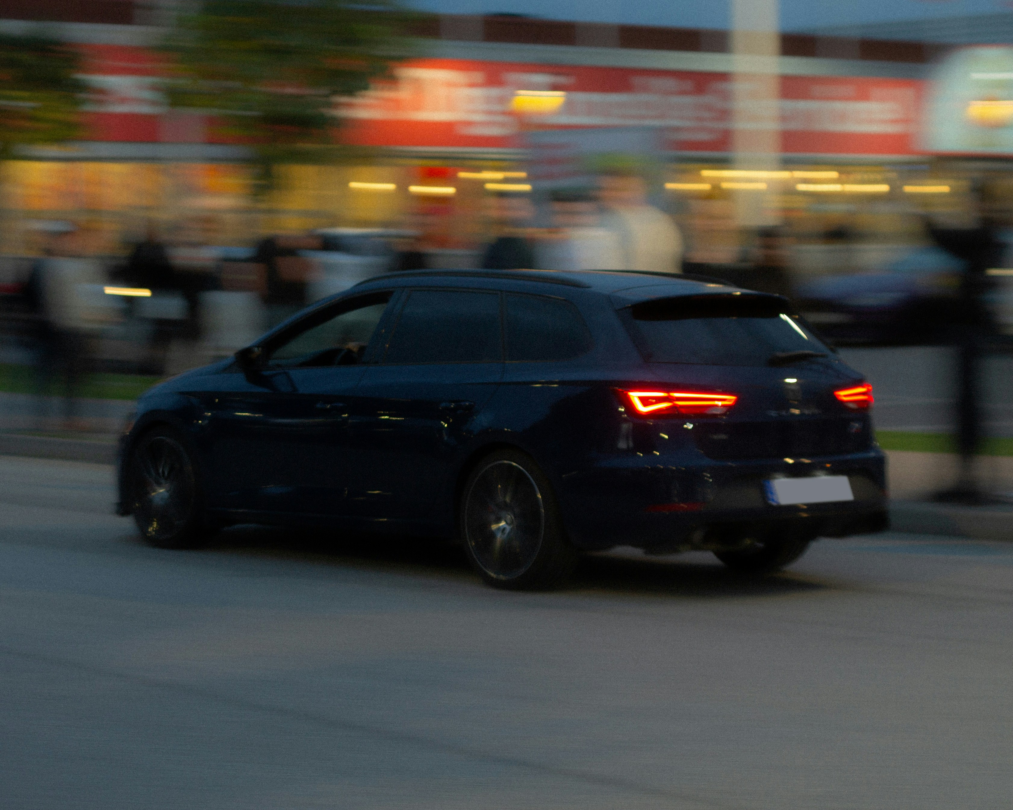 Uma foto borrada de um carro dirigindo por uma rua