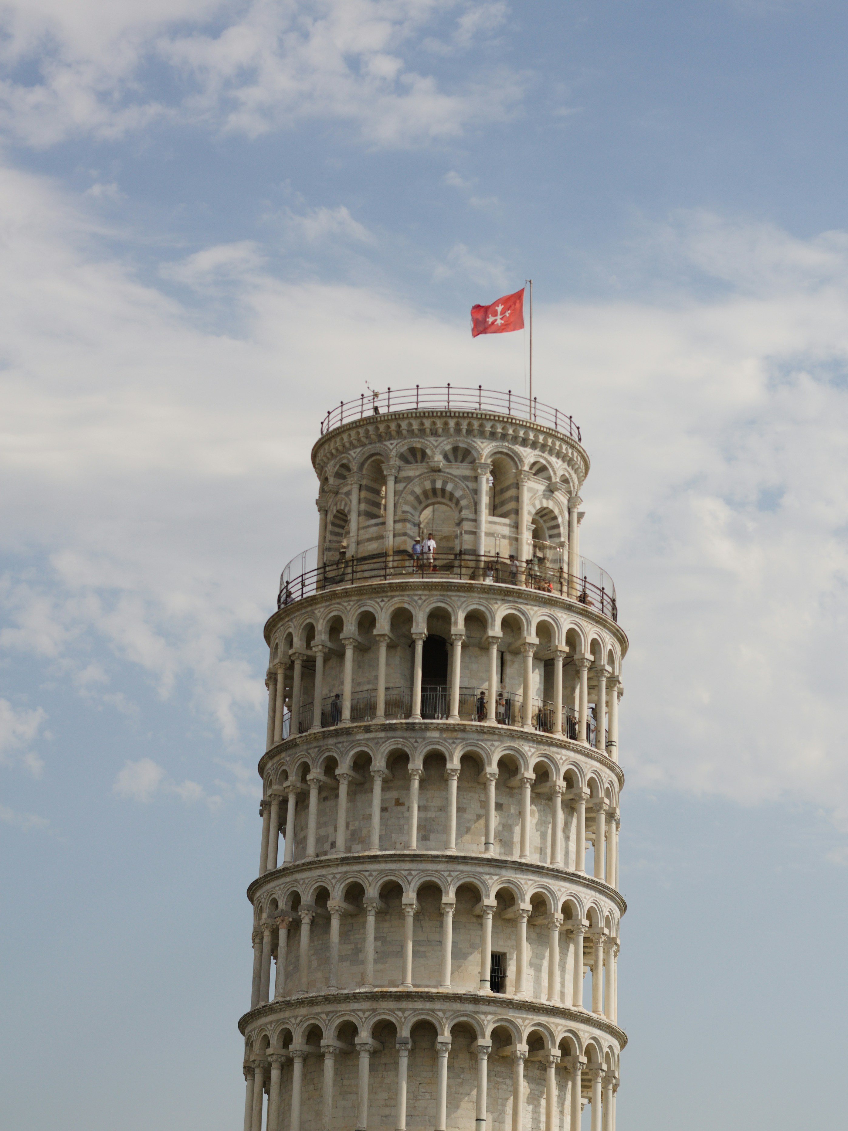 Un'alta torre con una bandiera in cima