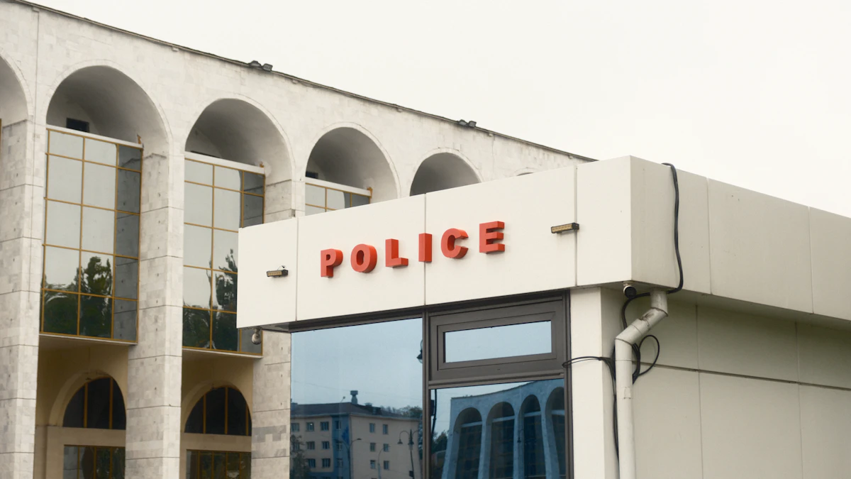 Gedung kantor polisi dengan papan tanda di bagian depan