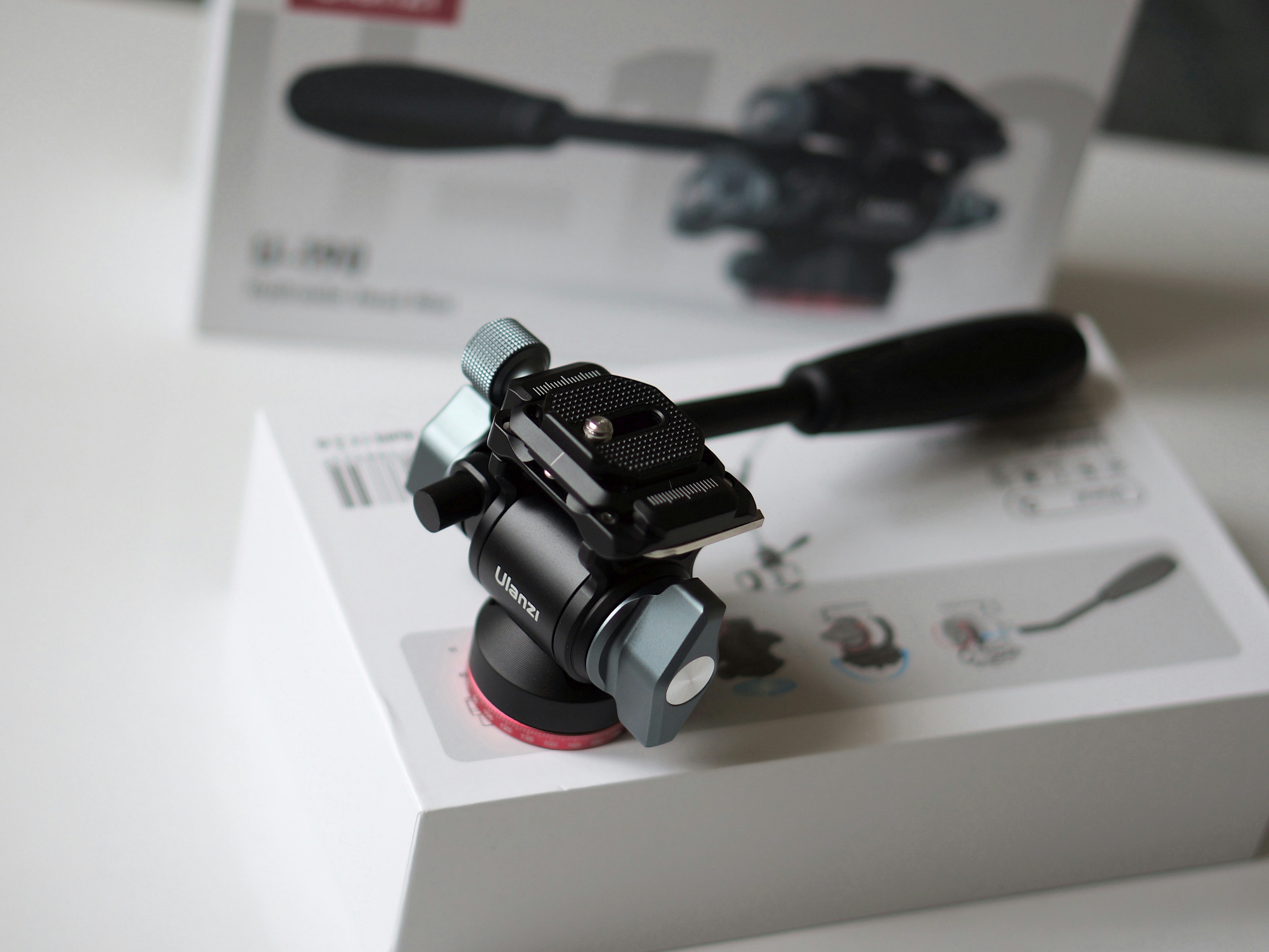 Uma câmera sentada em cima de uma caixa branca