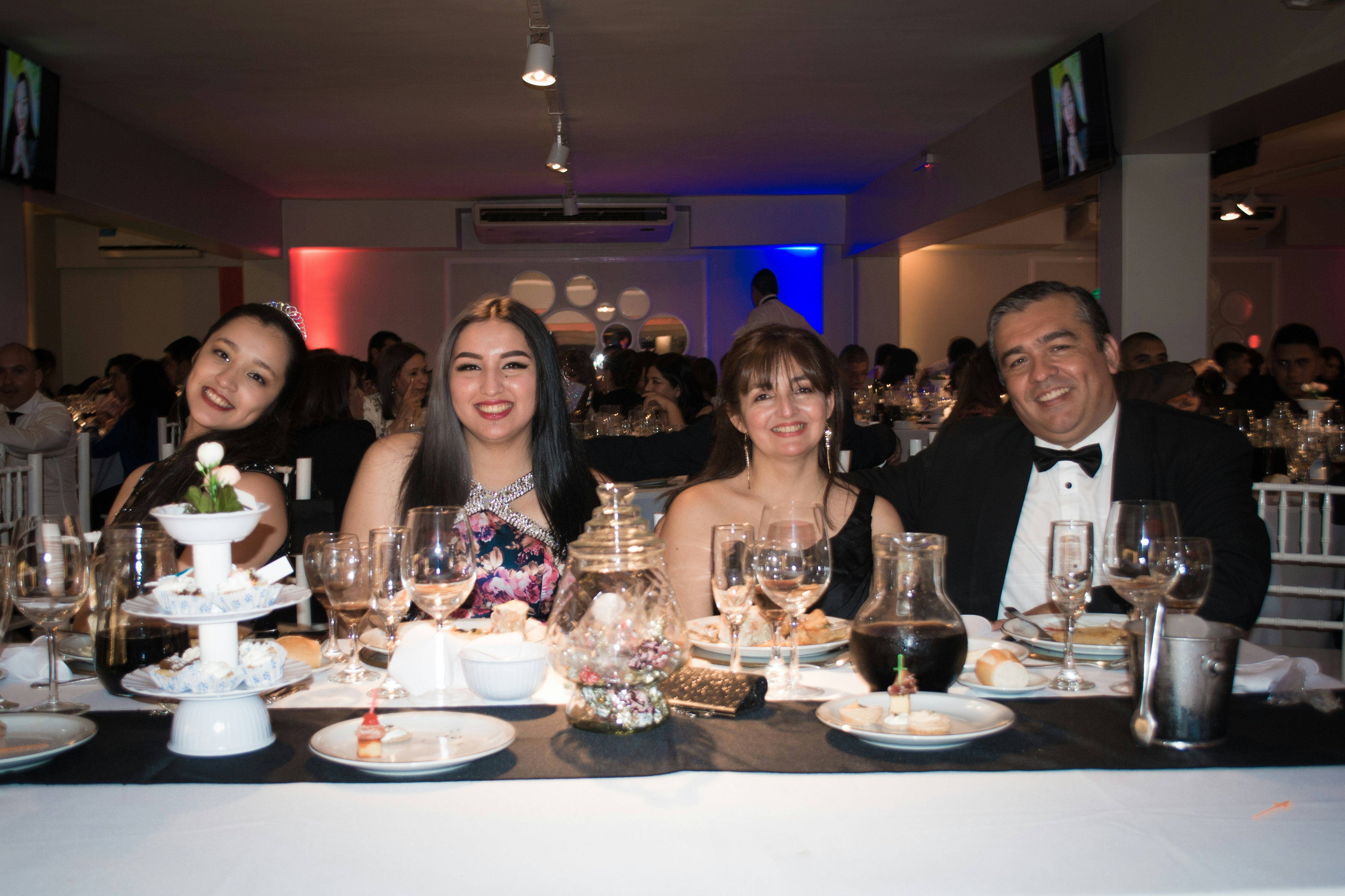 Un gruppo di persone sedute a un tavolo