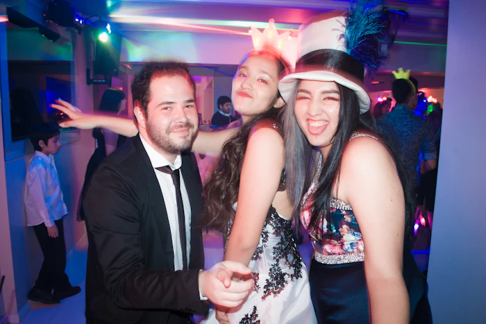 Jeunes invités qui dansent à une fête privée