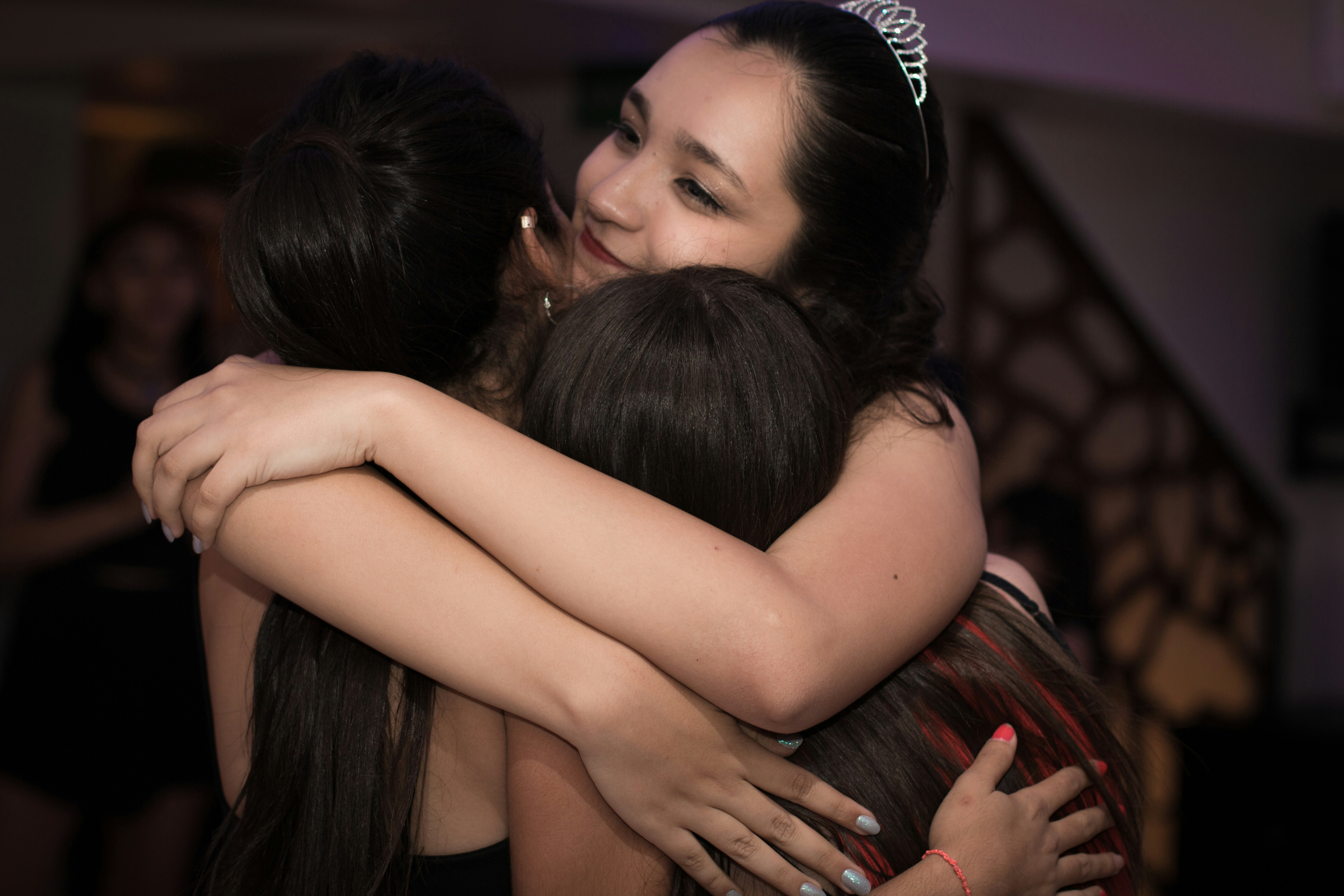 Menos espacio personal: por qué hispanos abrazan al felicitar