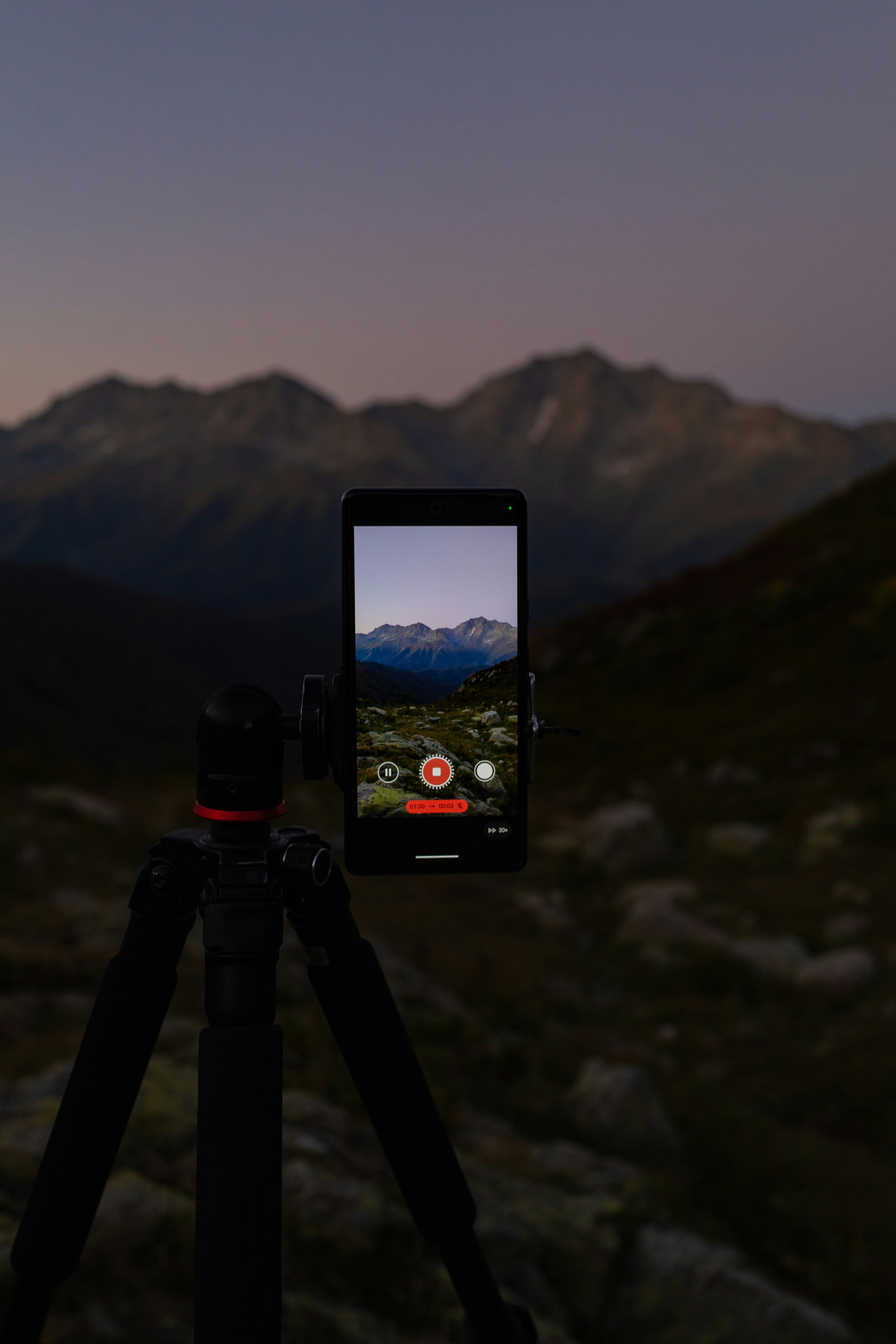Ein Stativ mit einem Handy darauf