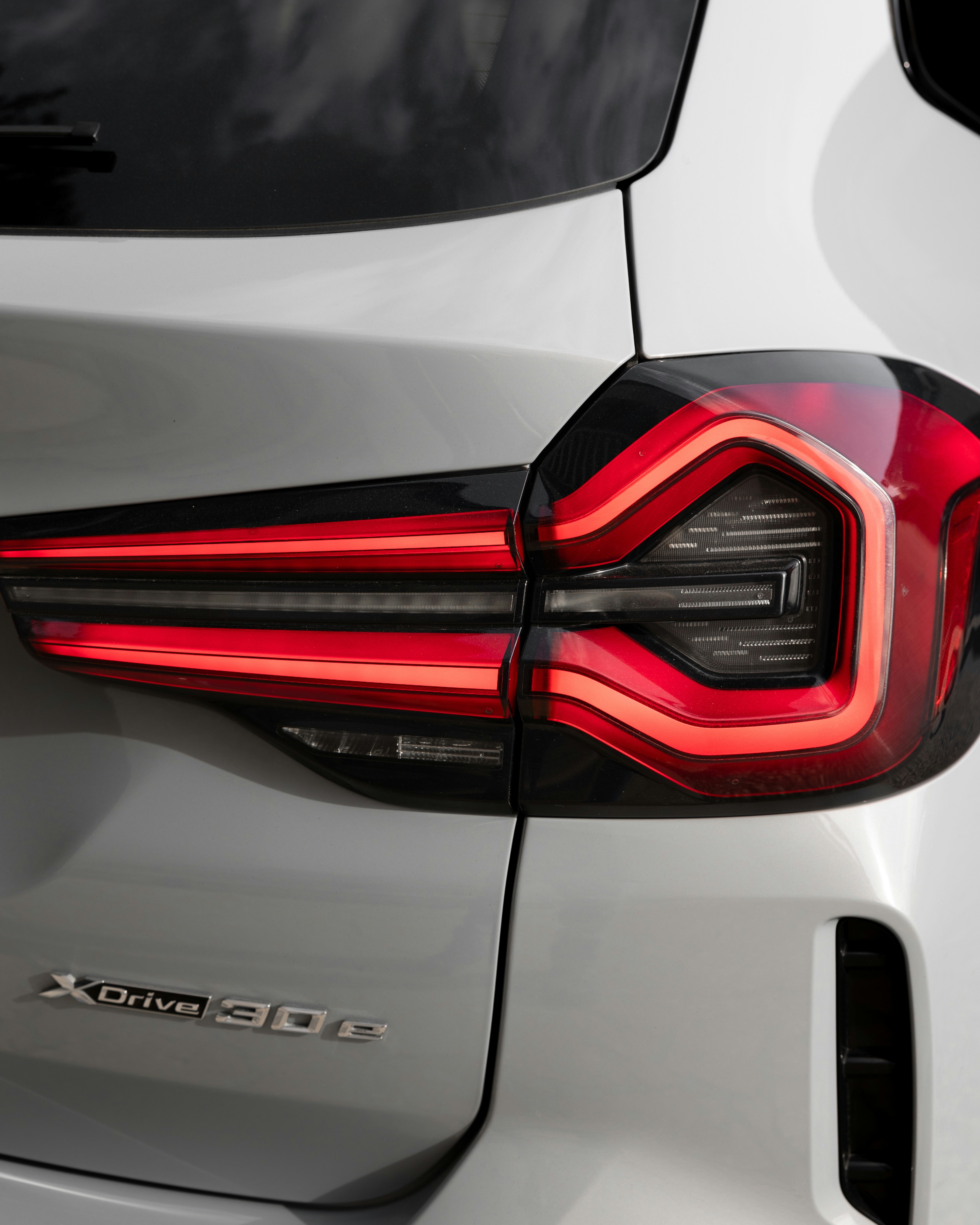 Un gros plan des feux arrière d’une voiture blanche