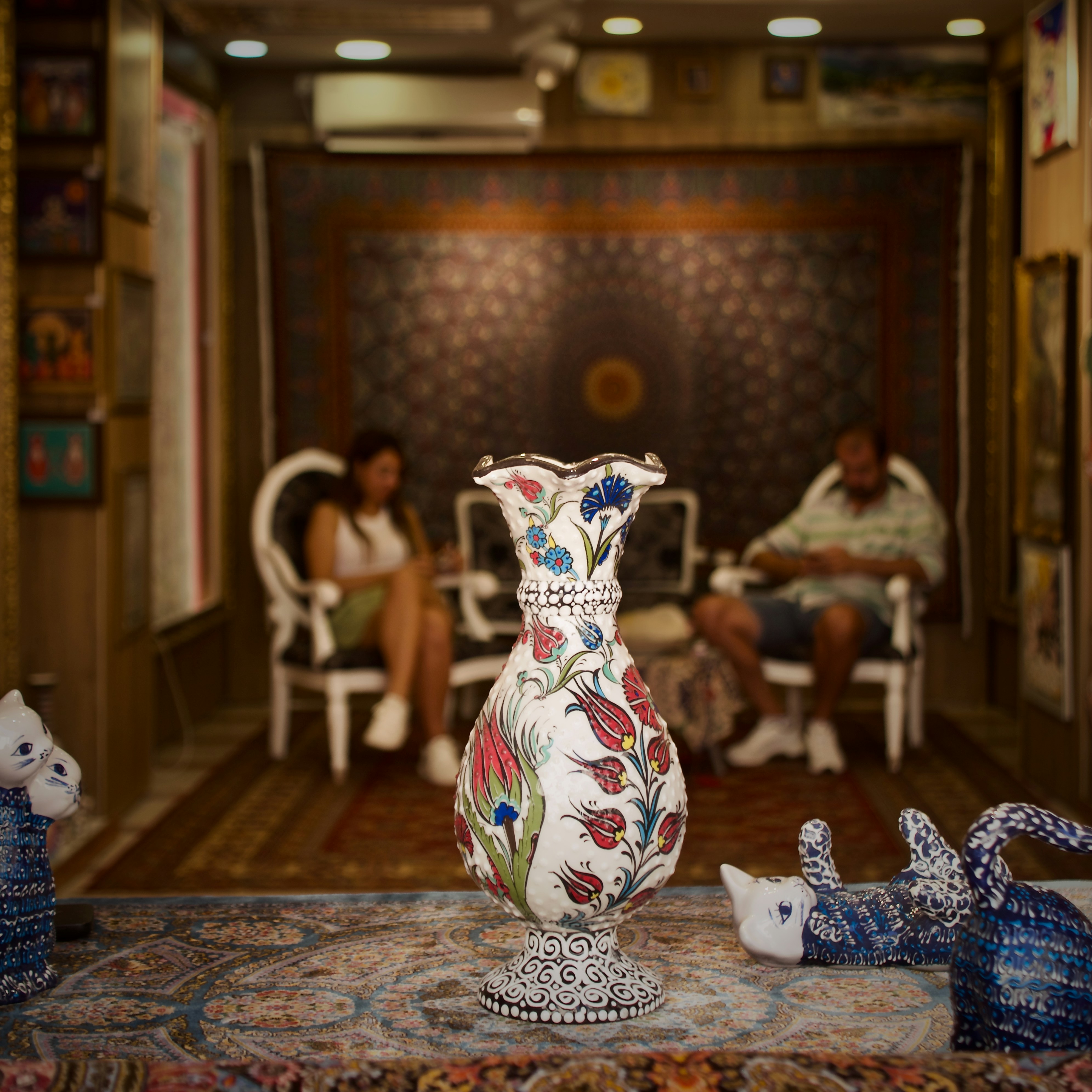 A vase sitting on top of a rug in a room