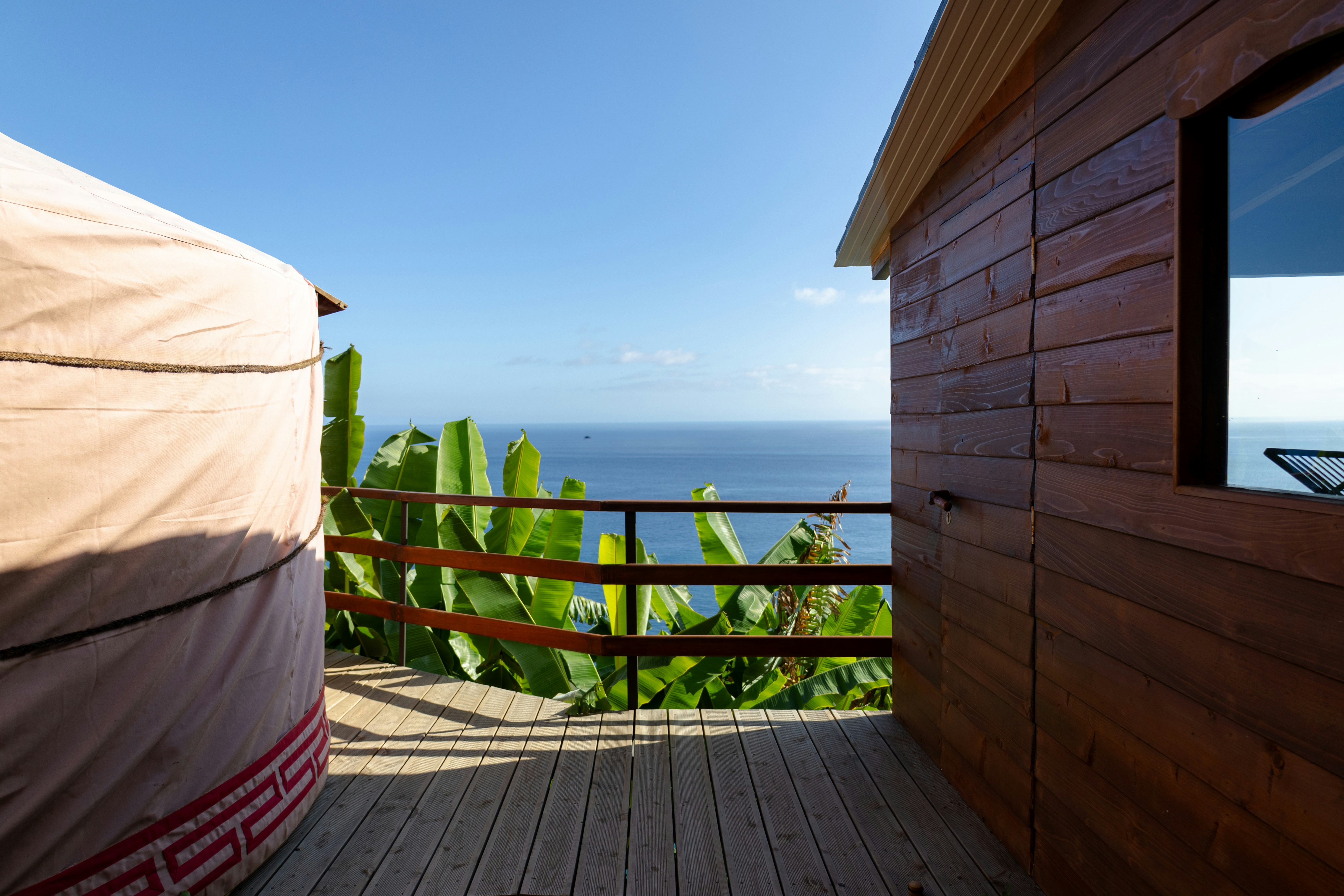 Uma vista do oceano de dentro de uma yurt