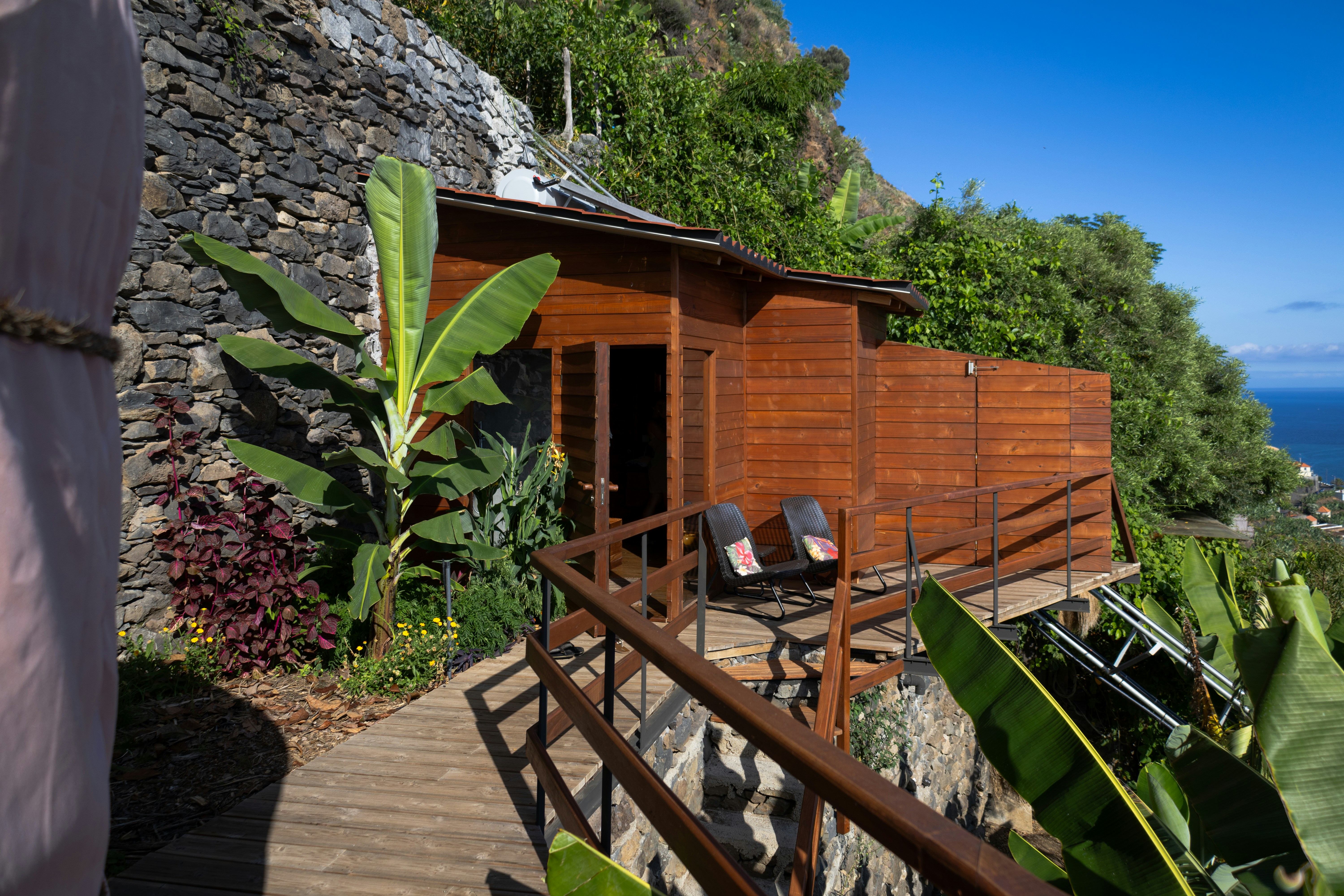 Uma casa em um penhasco com vista para o oceano