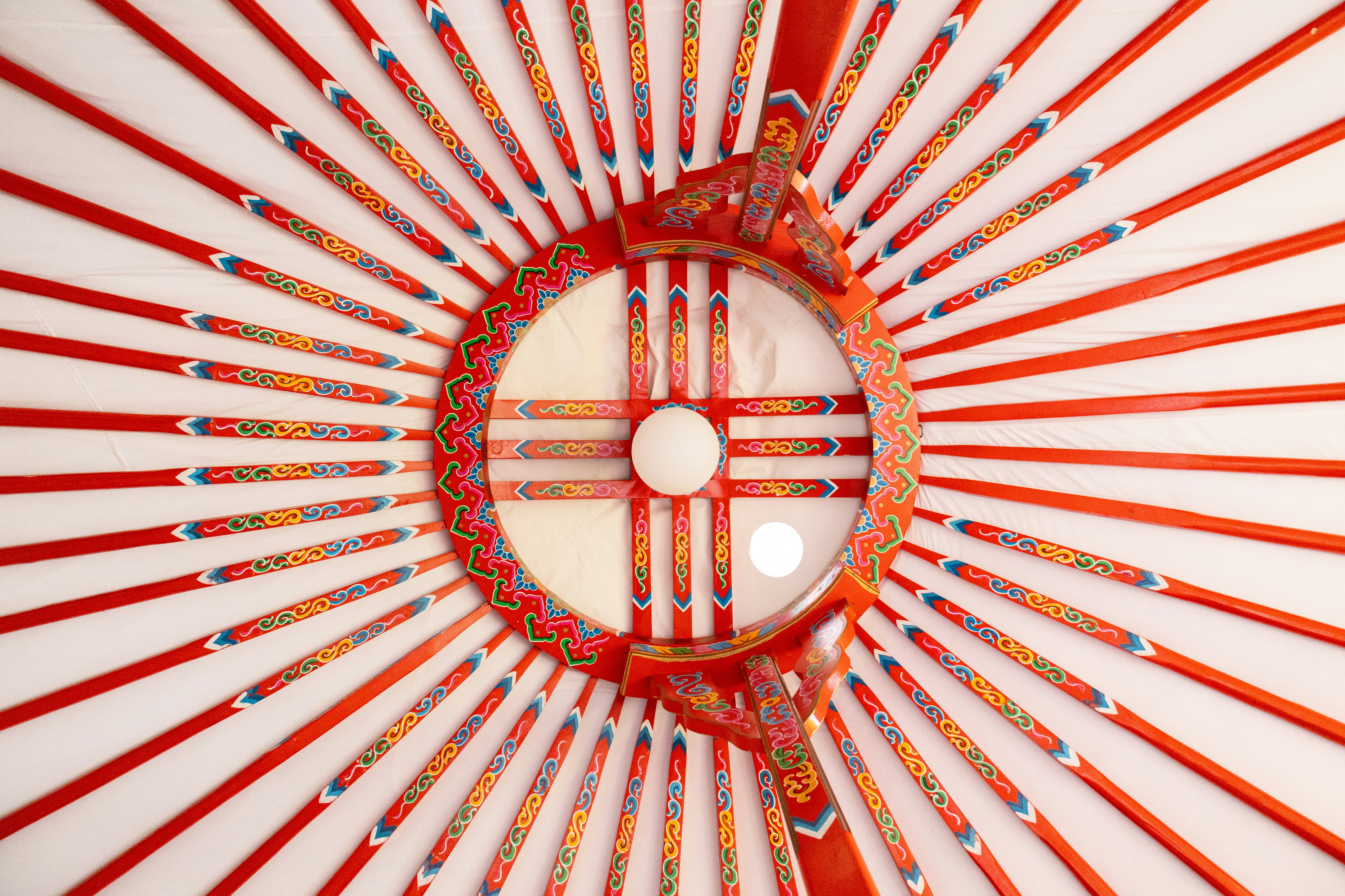 Um close-up de um guarda-chuva vermelho e branco