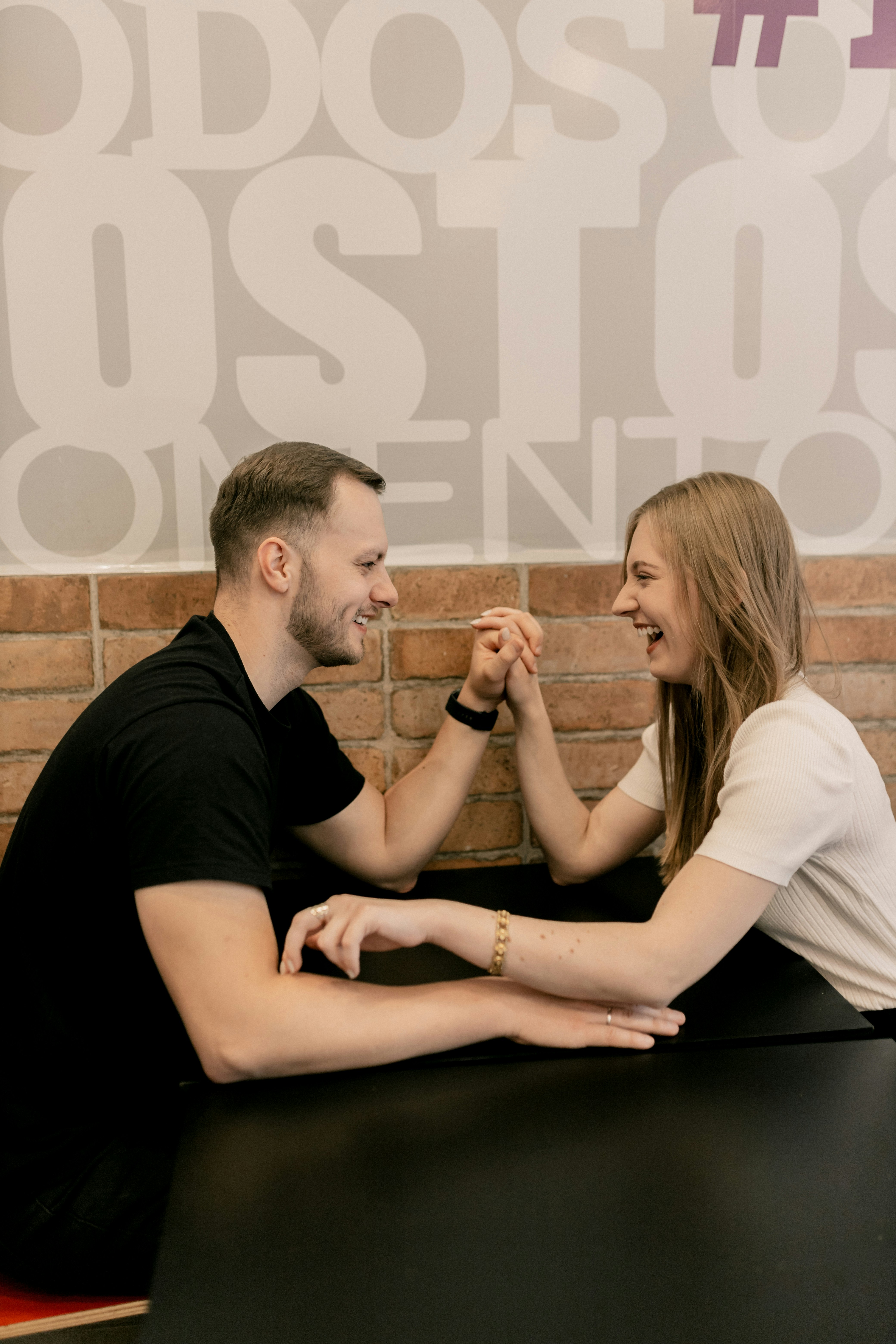 Un hombre y una mujer sentados a la mesa