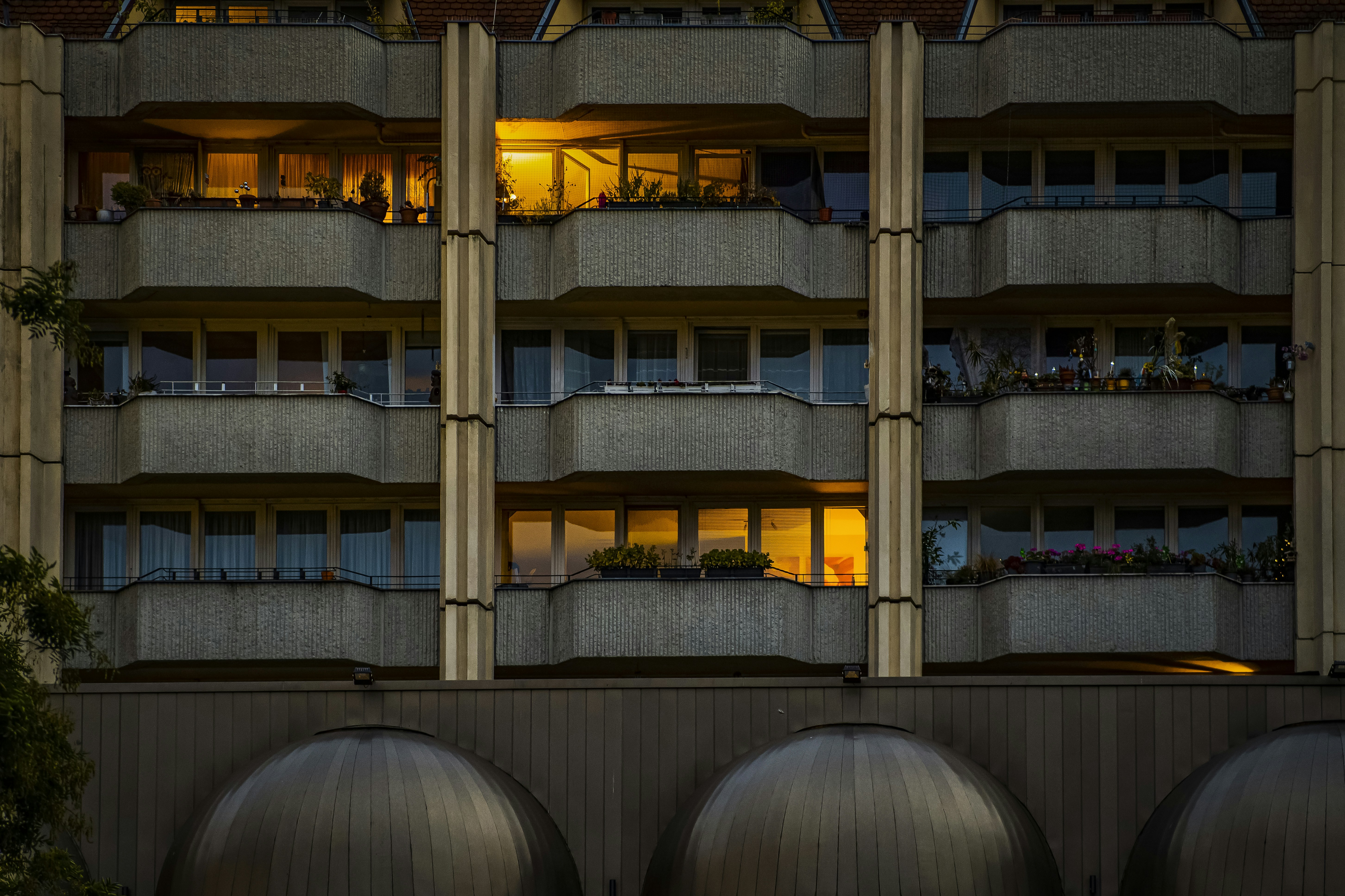 窓やバルコニーがたくさんある高層ビル