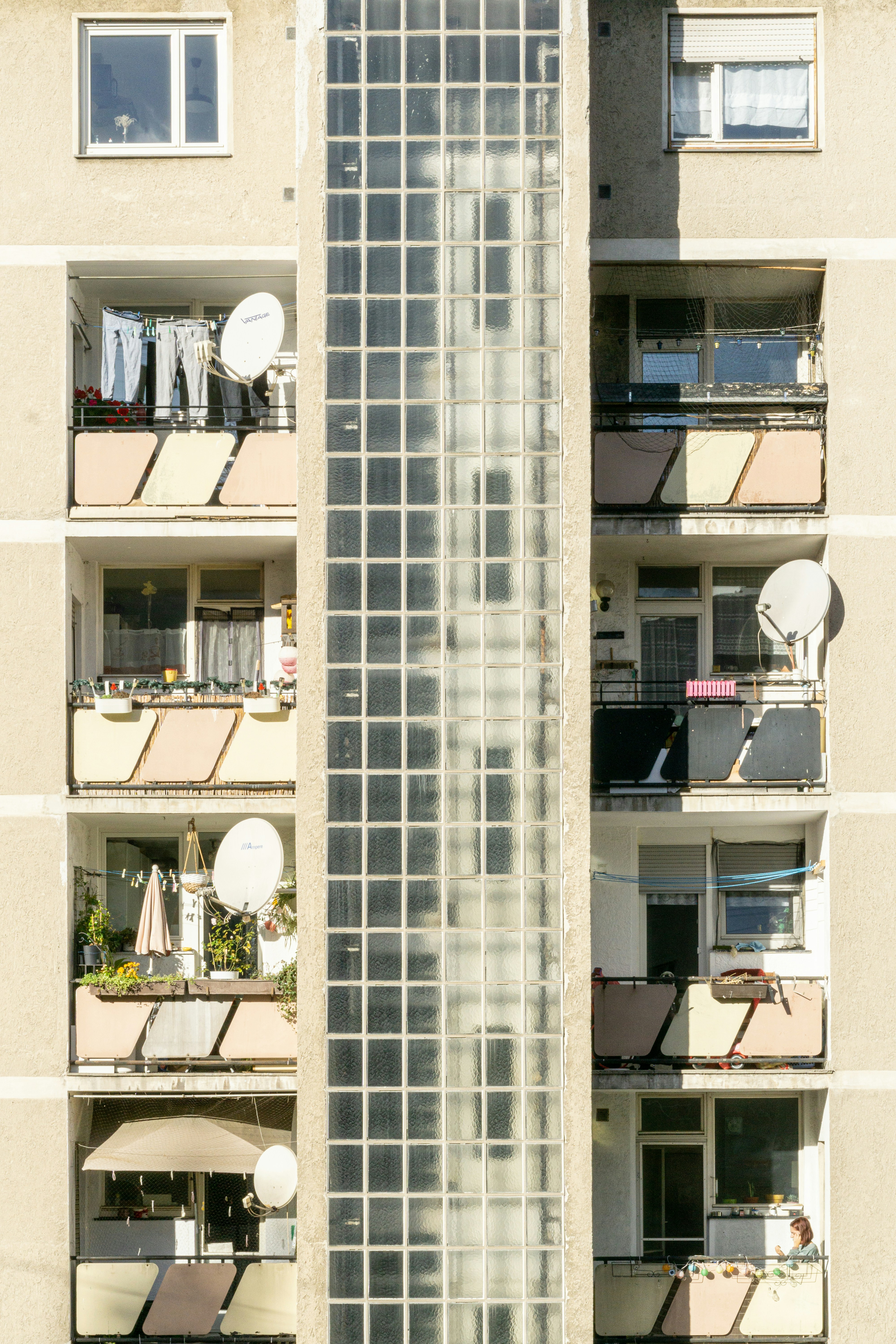 Un grand immeuble avec balcons et balcons sur les balcons