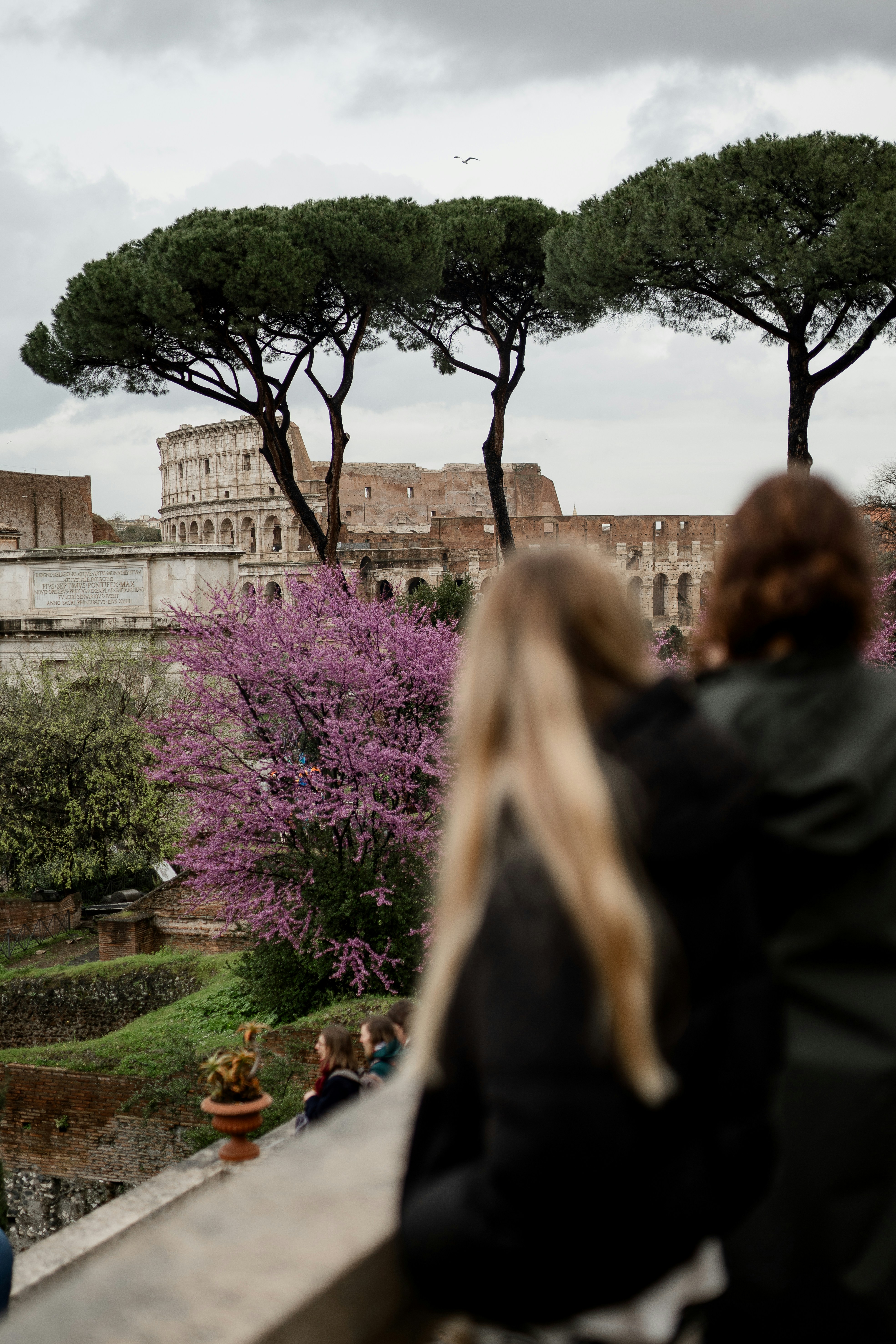 Ein paar Leute, die auf einem Felsvorsprung sitzen