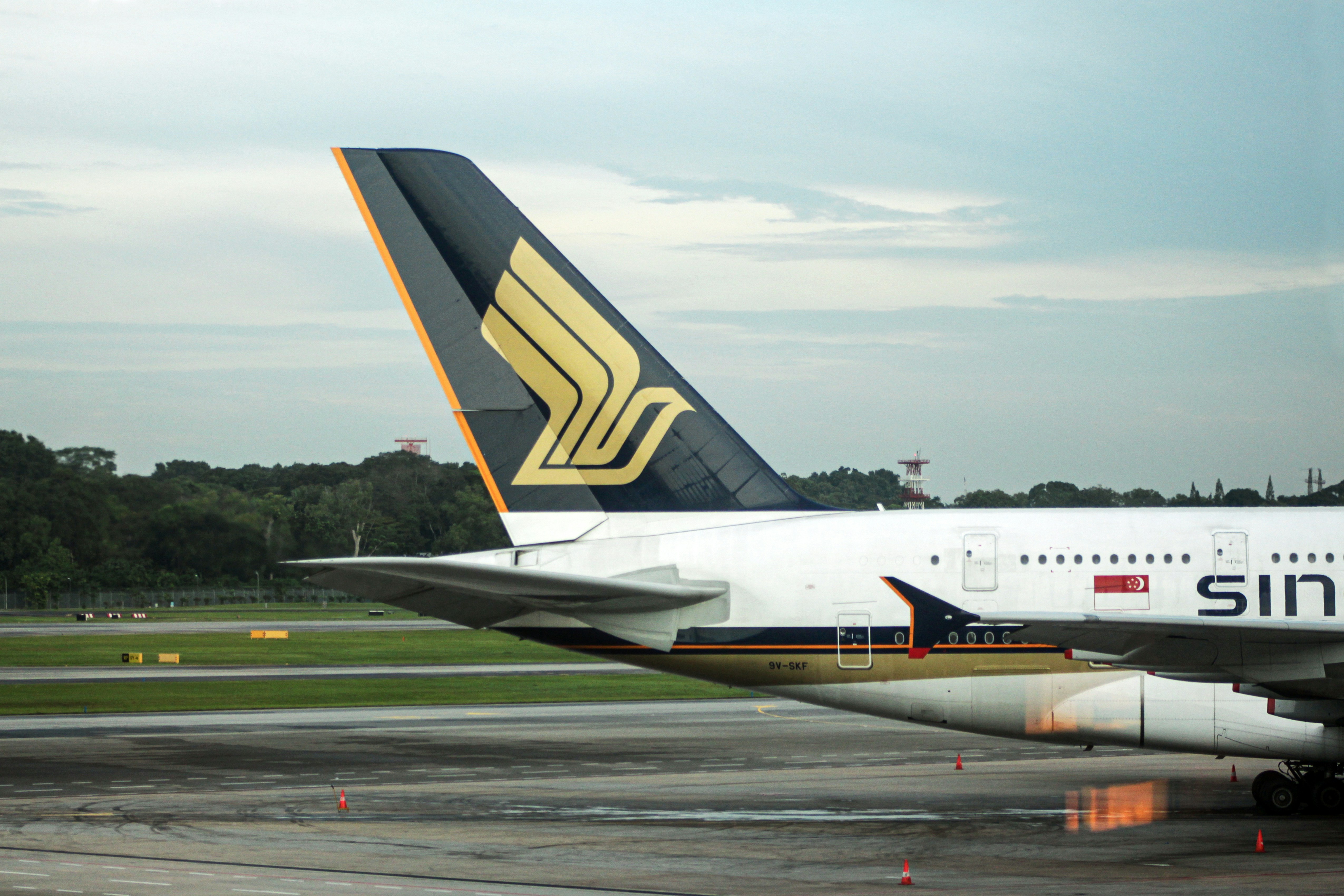 A large jetliner sitting on top of an airport runway