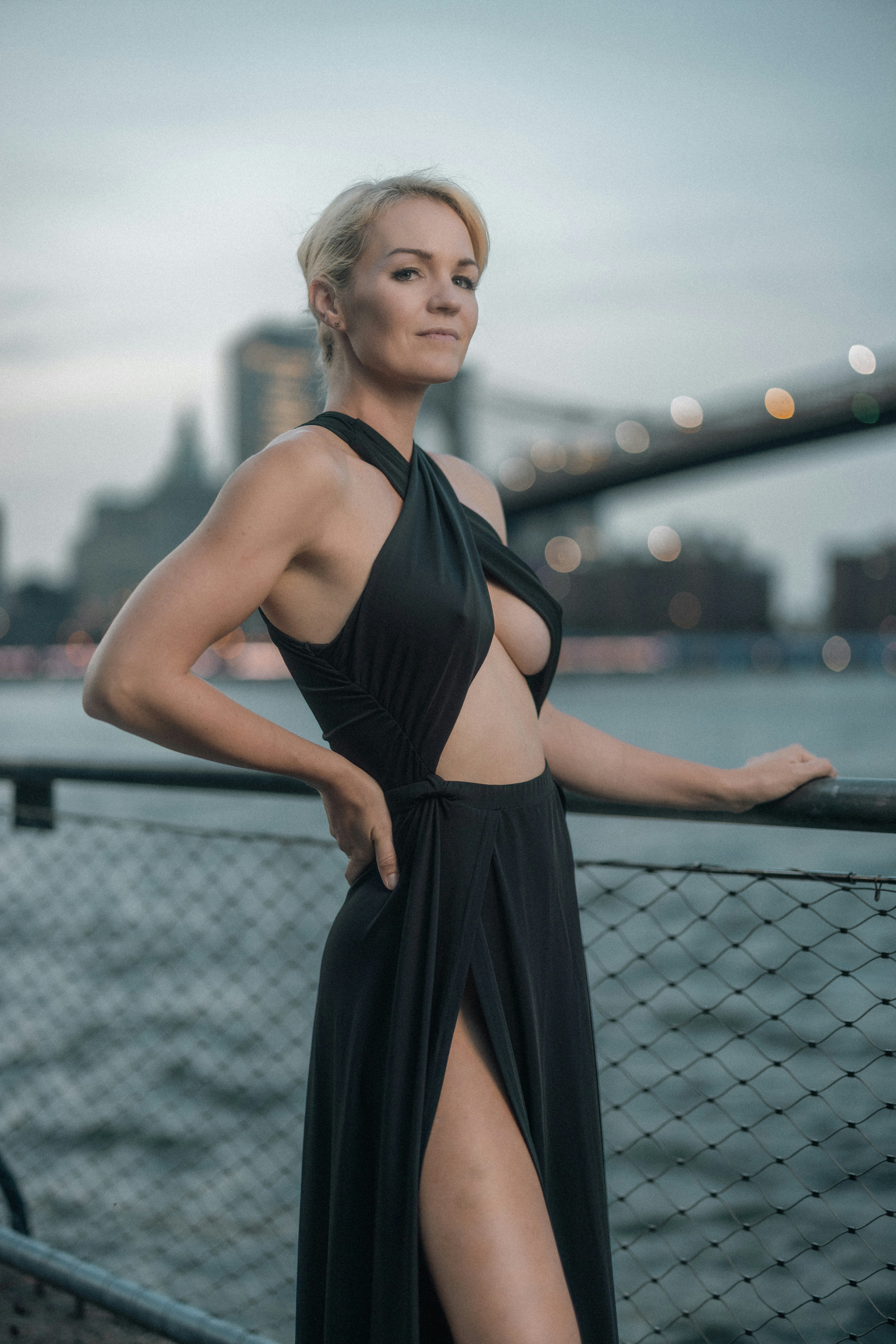 Une femme en robe noire posant pour une photo