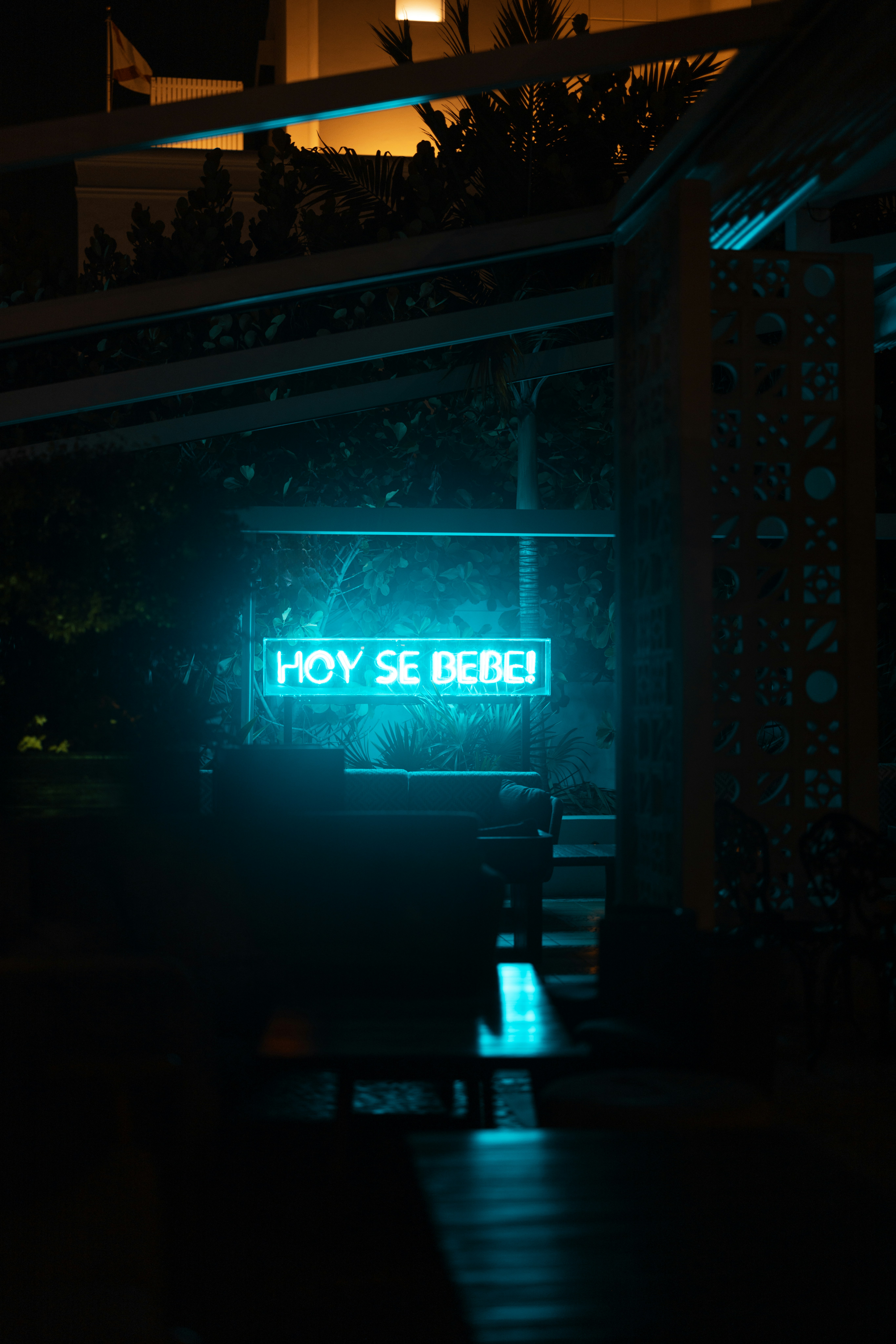 Une enseigne lumineuse s’allume dans l’obscurité