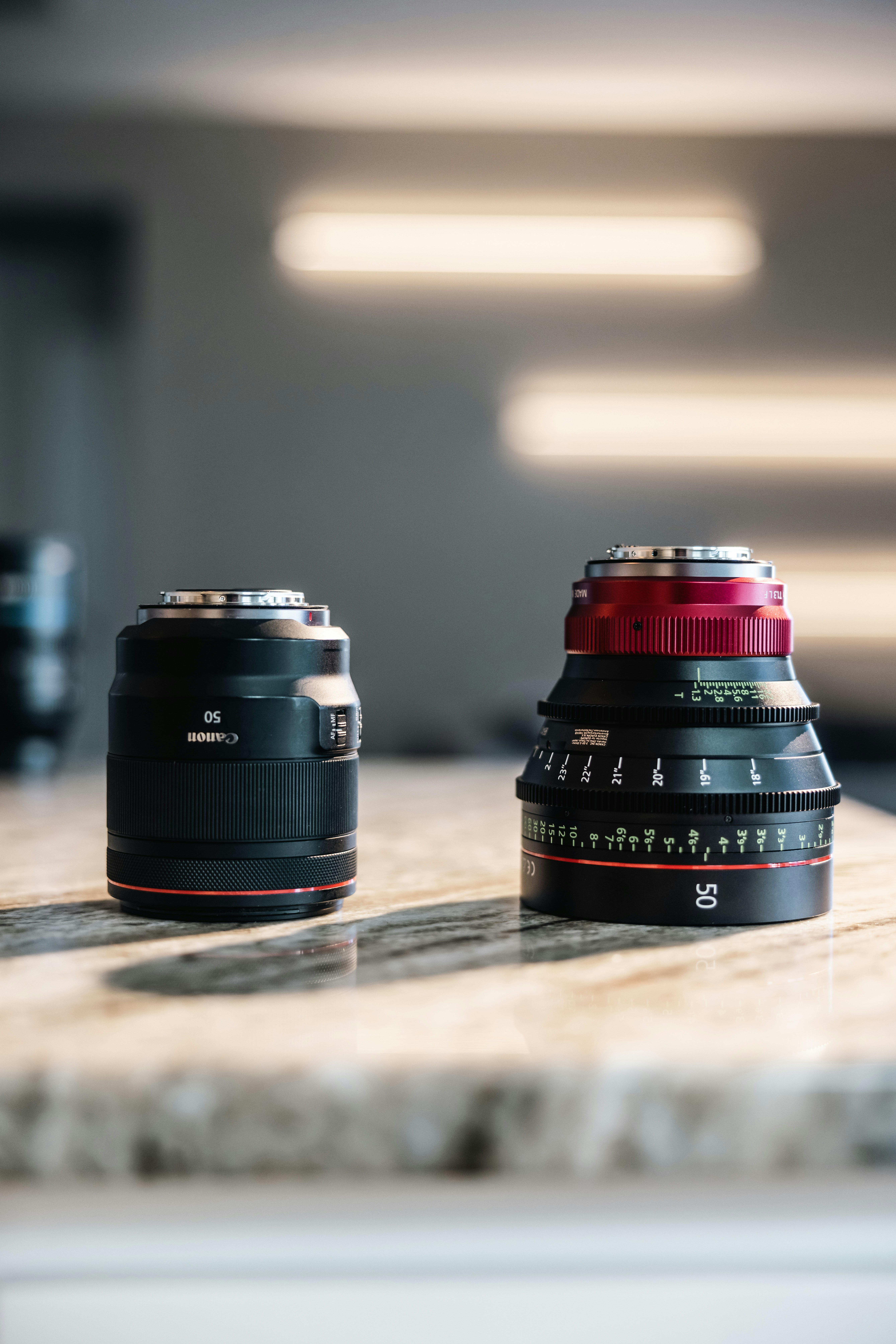 Trois caméras posées sur une table en bois