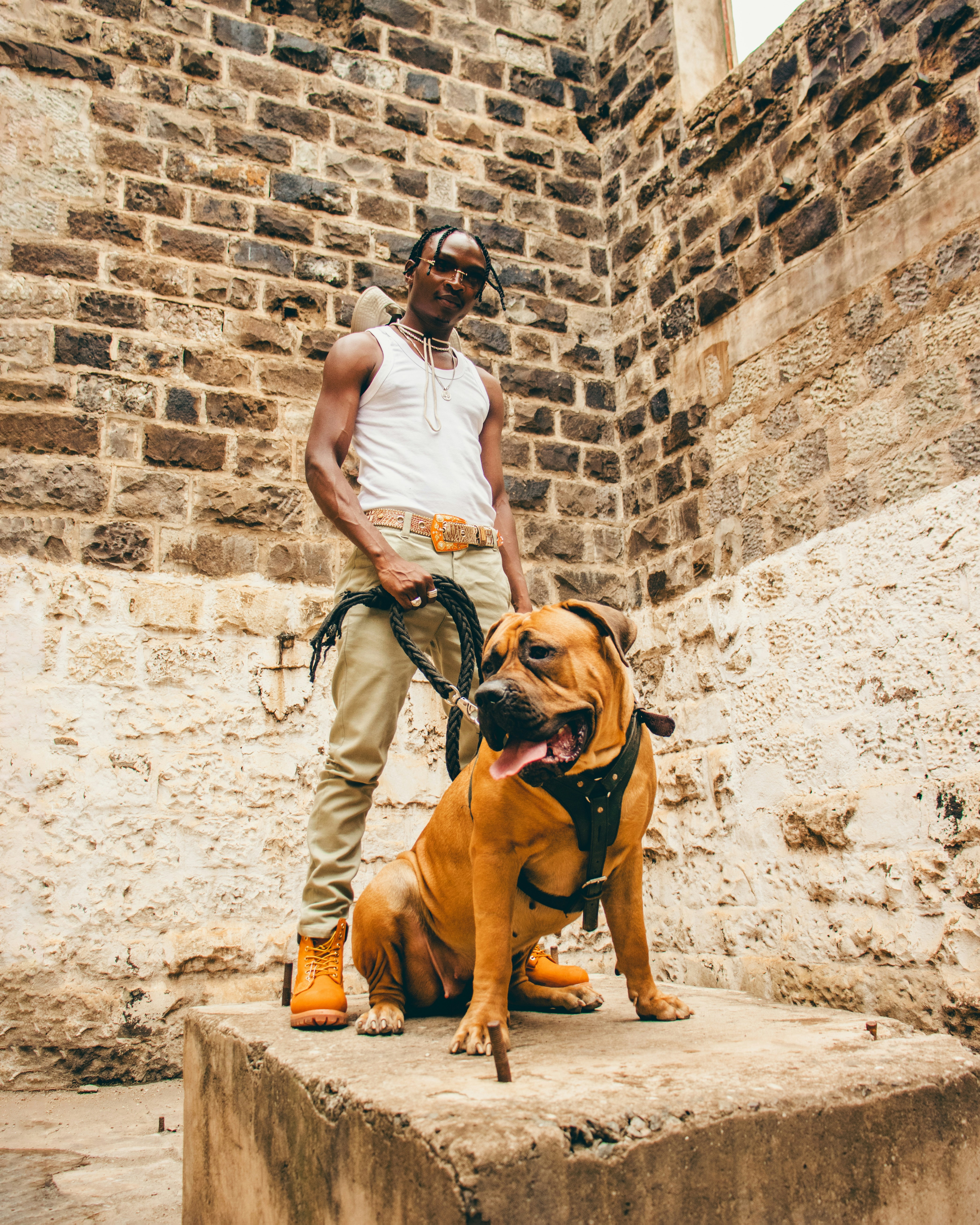 Um homem ao lado de um cachorro marrom
