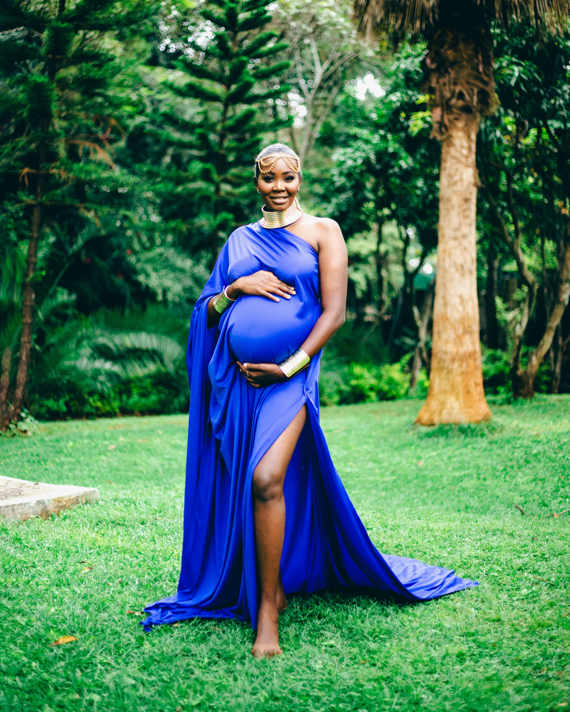 Mulher grávida com um vestido azul, num momento de calma