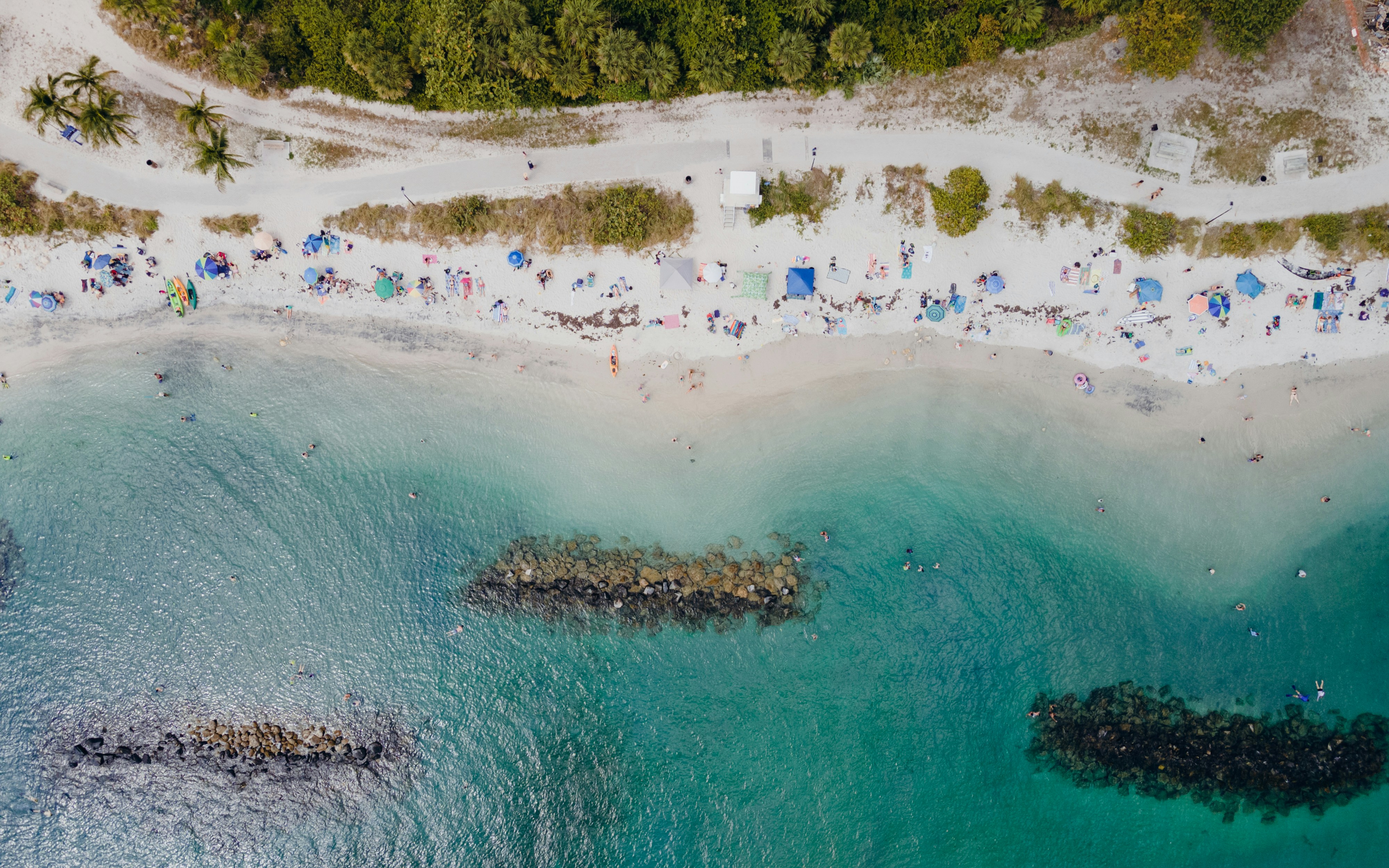 Une vue aérienne d’une plage de sable et de l’océan